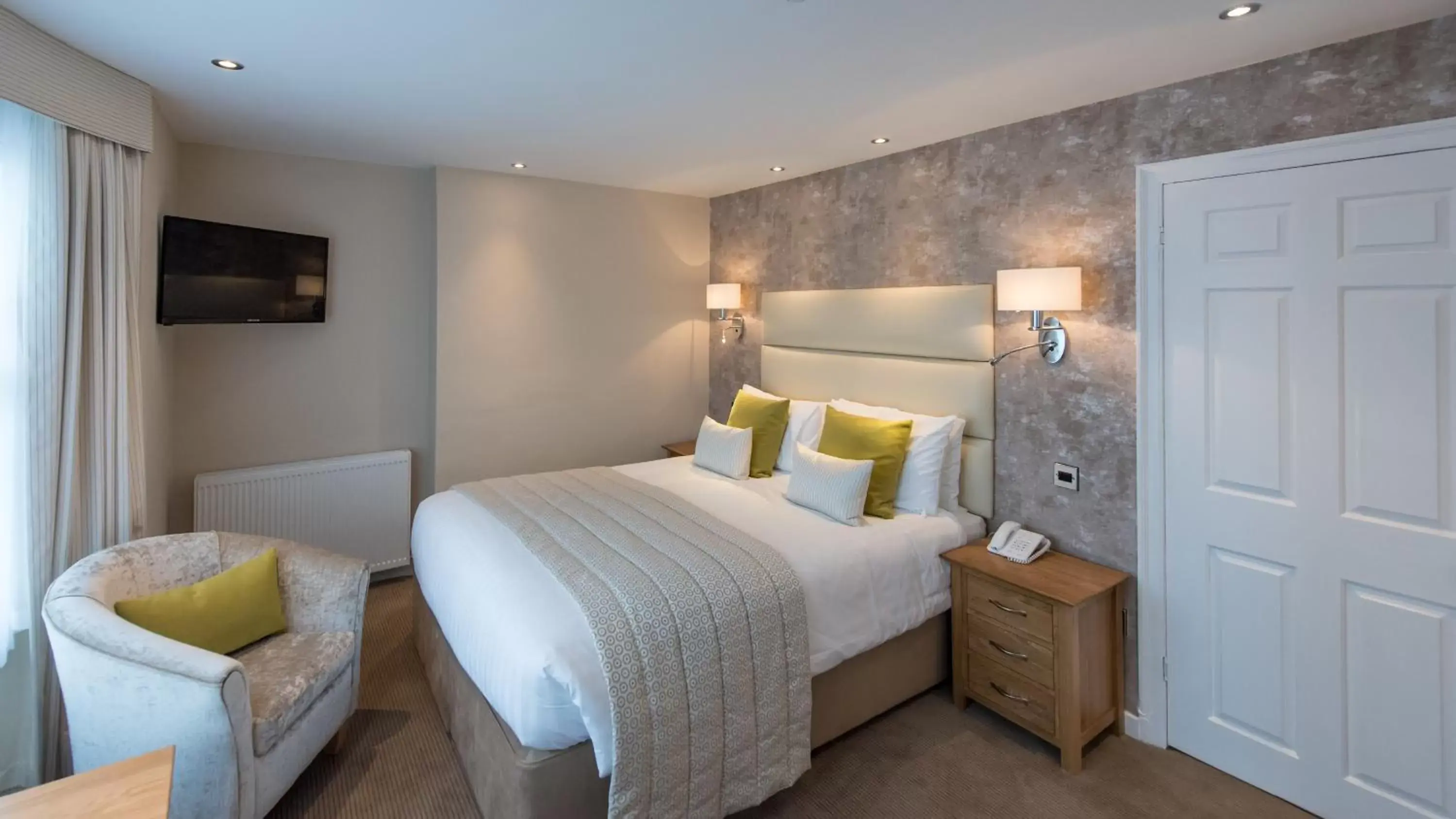 Bed in The Royal & Fortescue Hotel Bed in The Royal & Fortescue Hotel