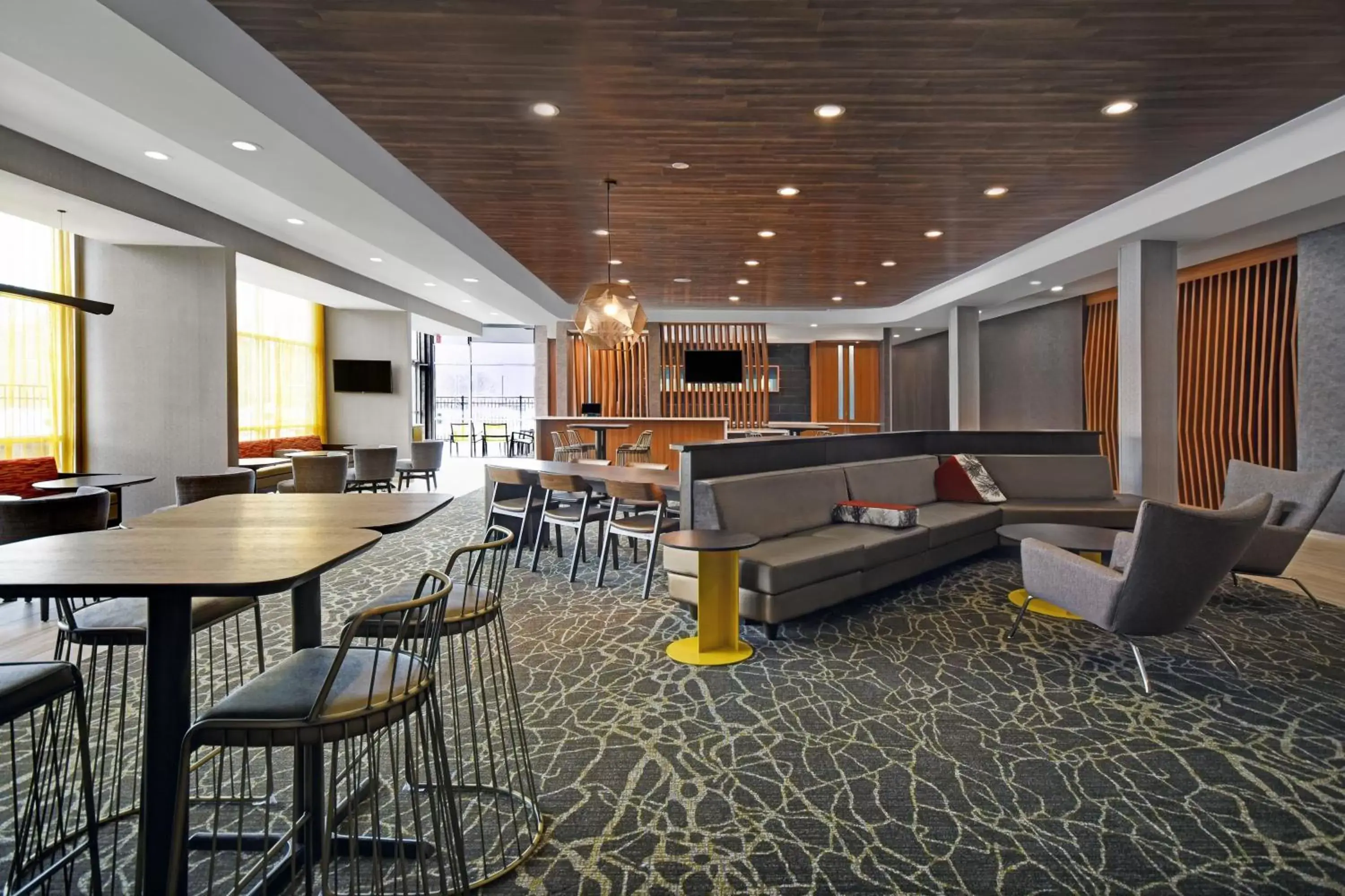 Lobby or reception, Lounge/Bar in SpringHill Suites by Marriott Hartford Cromwell