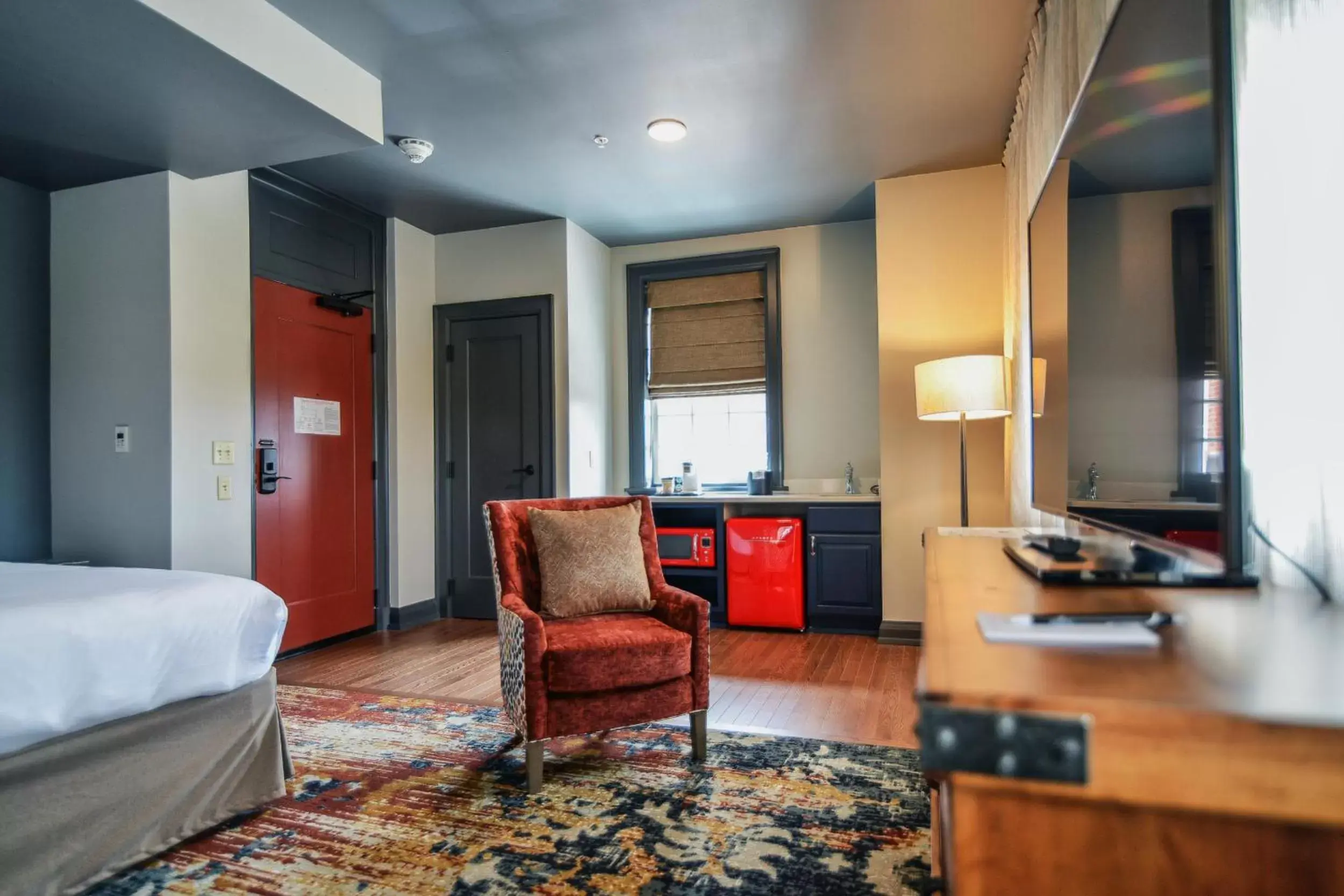 Bed, Seating Area in The Stella Hotel & Ballroom