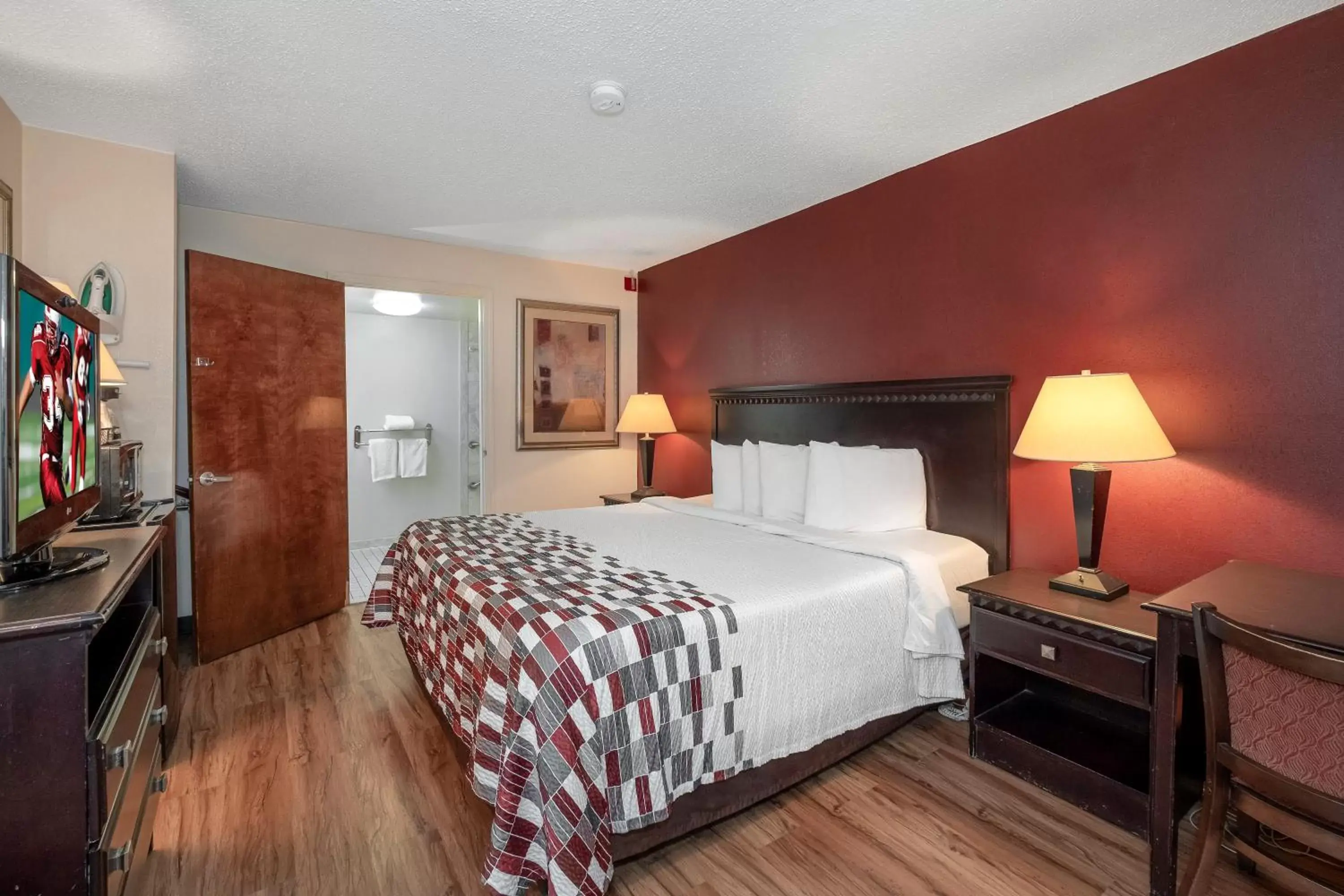 Photo of the whole room, Bed in Red Roof Inn & Suites Oxford