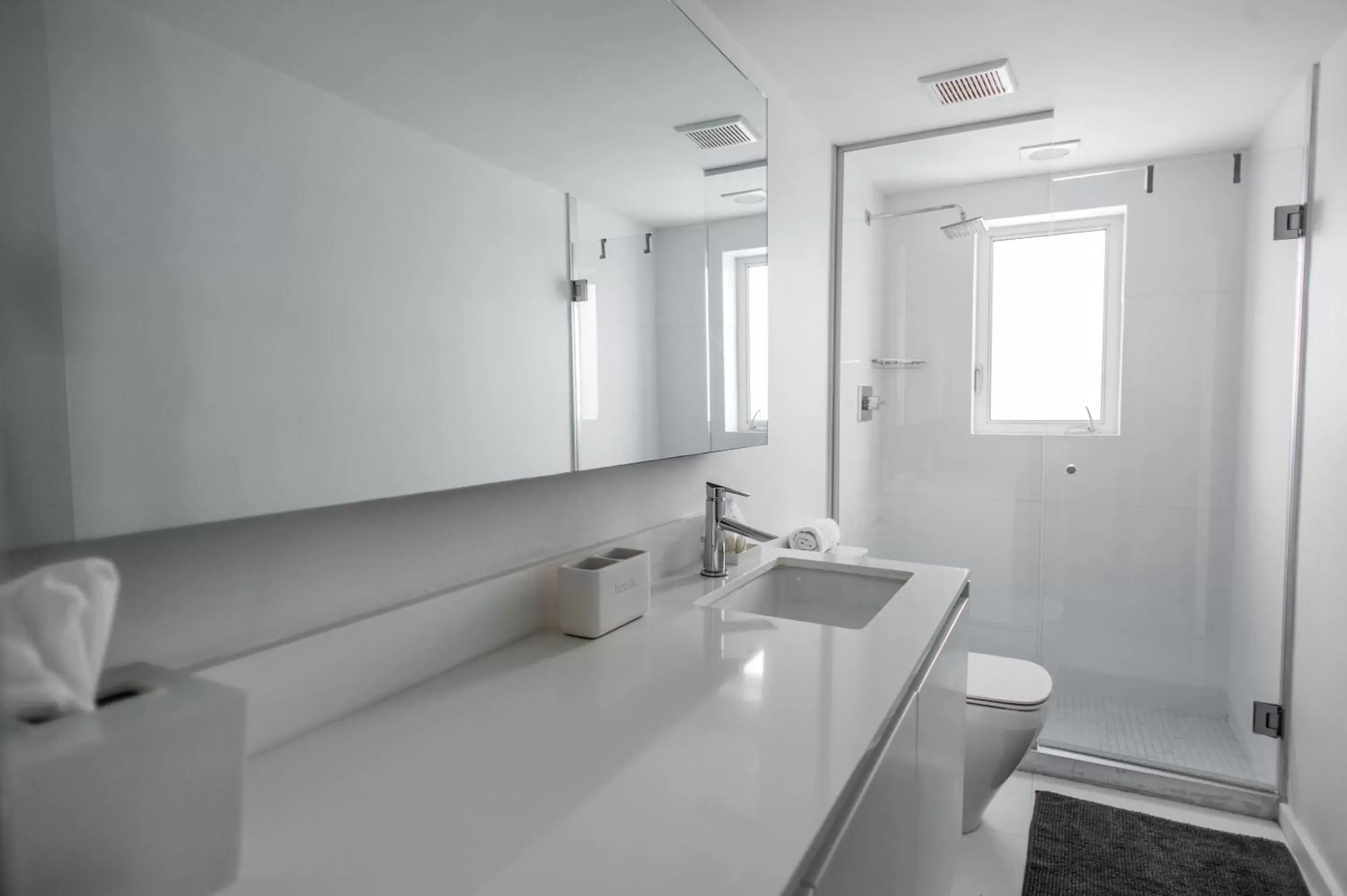 Bathroom in Beach Haus Key Biscayne Contemporary Apartments