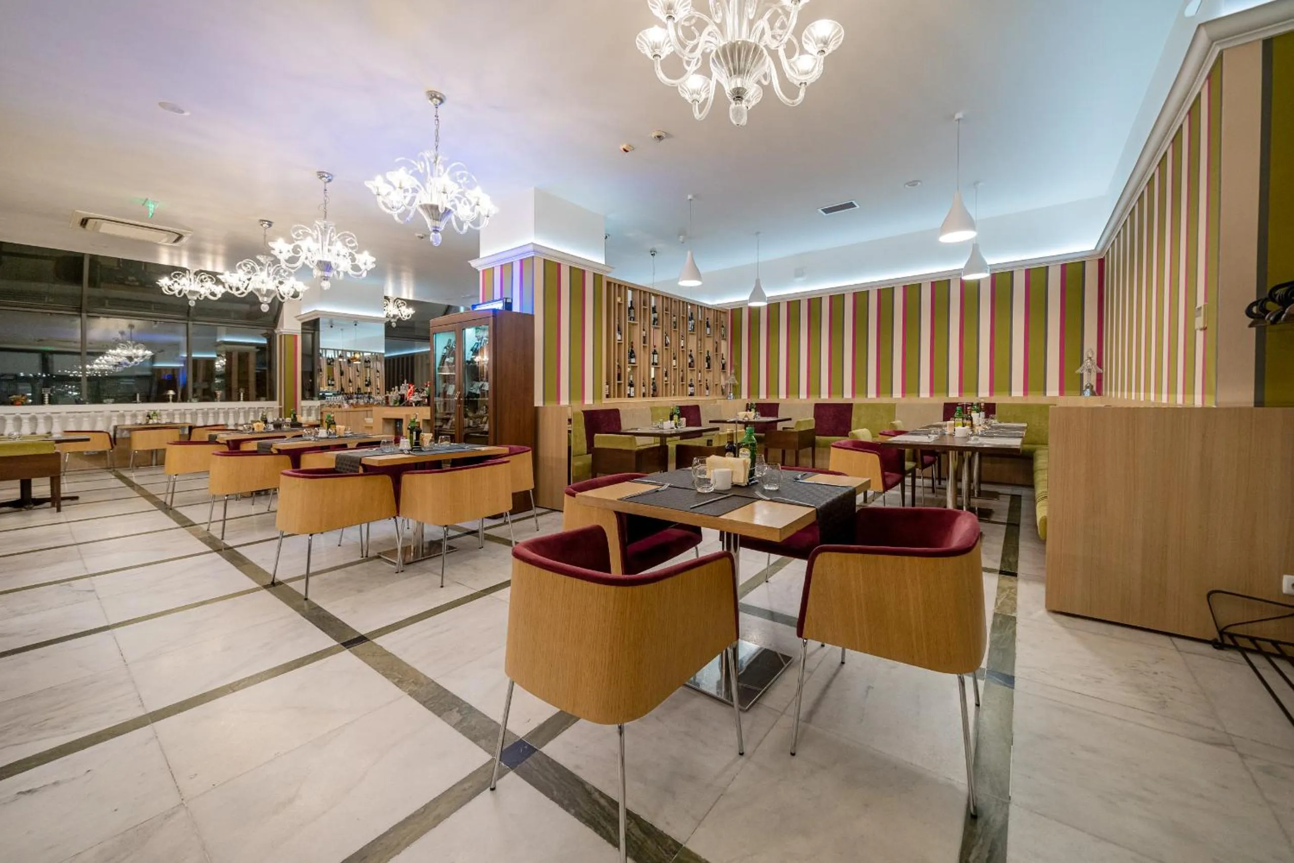 Restaurant/places to eat in Hotel International