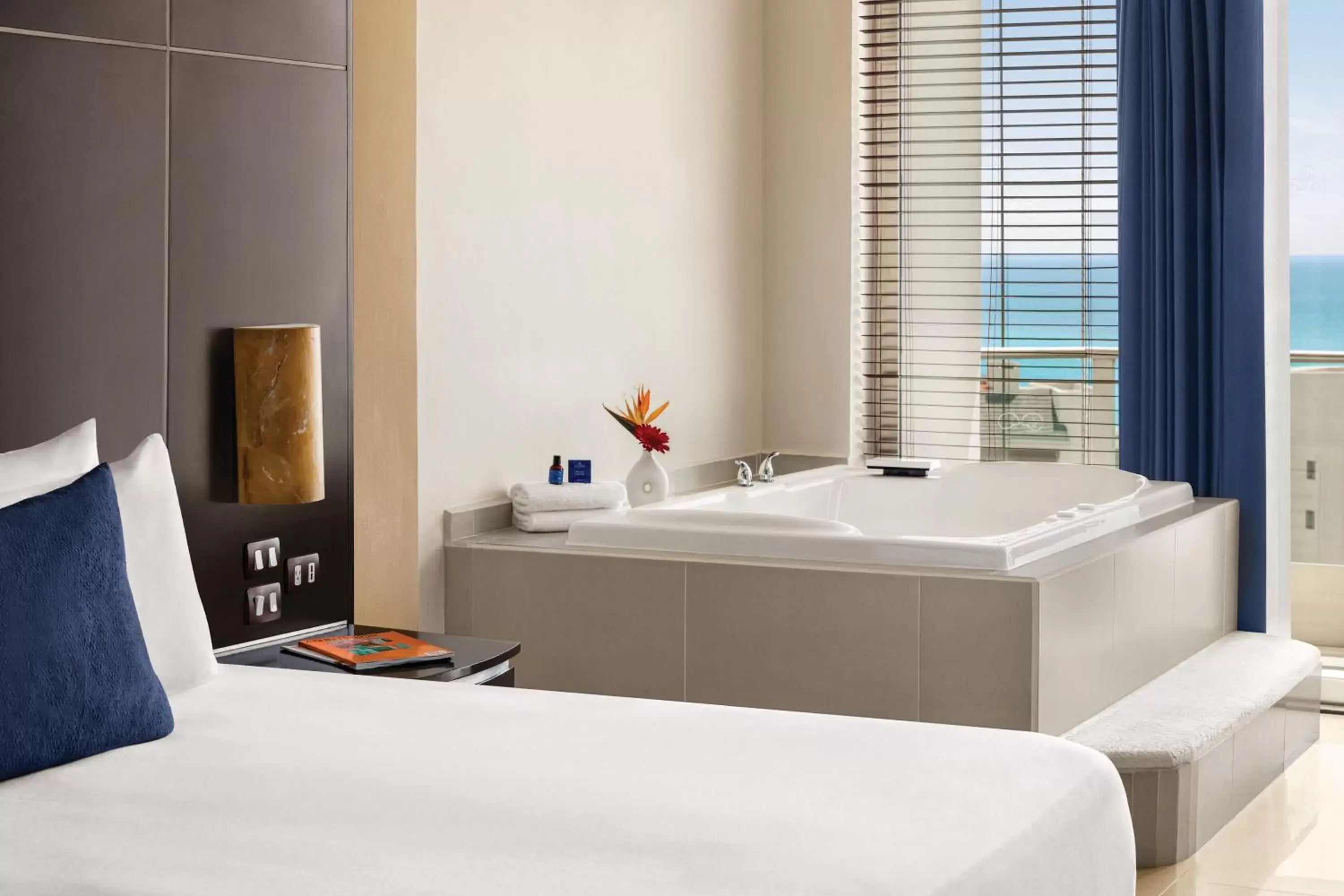 Hot Tub, Bathroom in Seadust Cancun Family Resort - All Inclusive