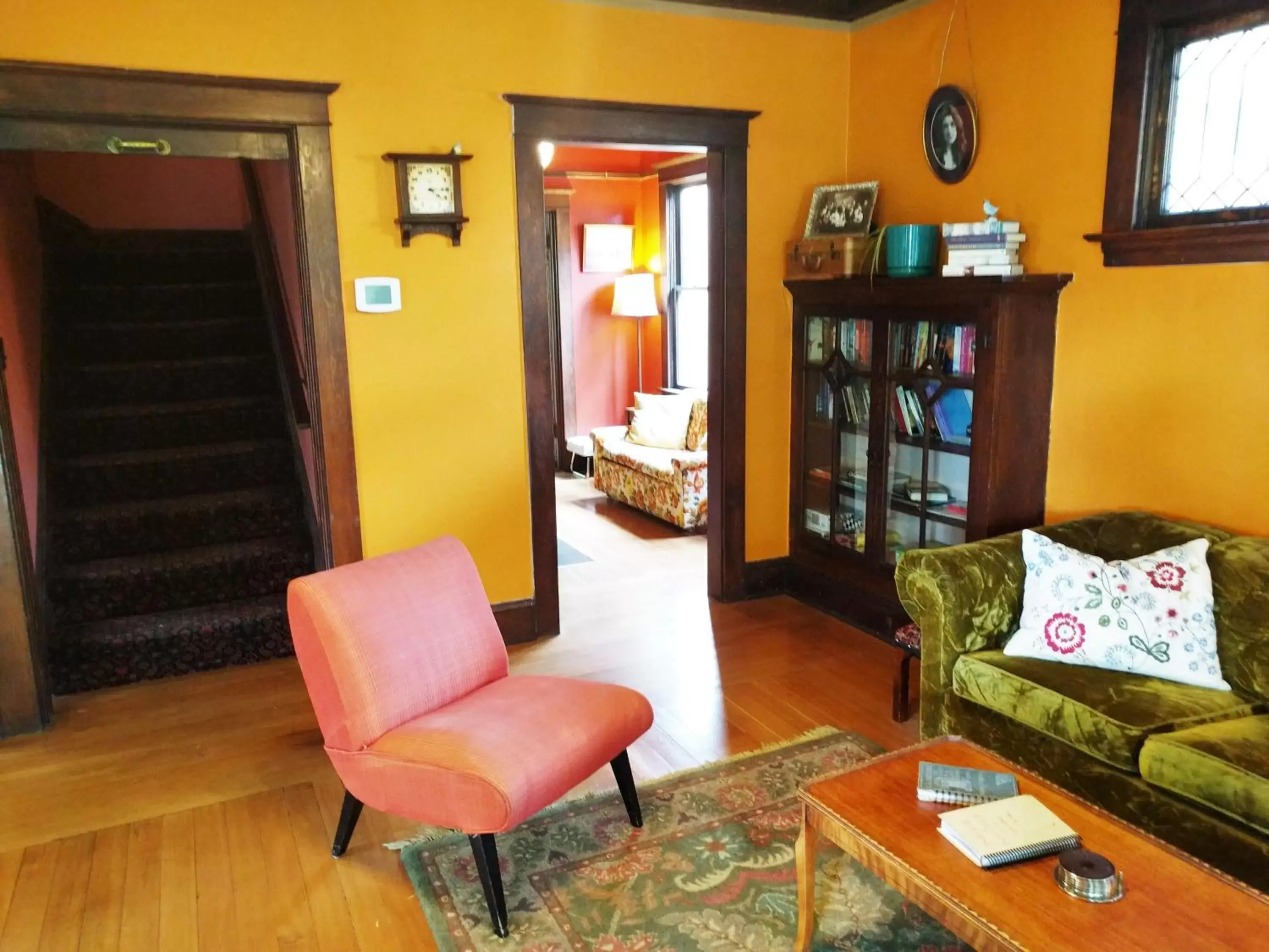 Communal lounge/ TV room, Seating Area in Bluebird Guesthouse