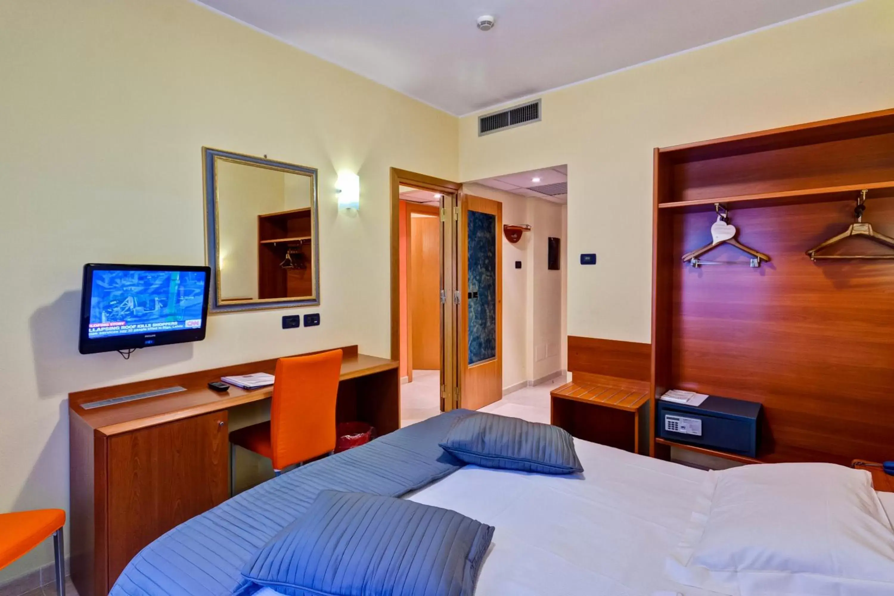 Photo of the whole room, TV/Entertainment Center in Best Western Blu Hotel Roma