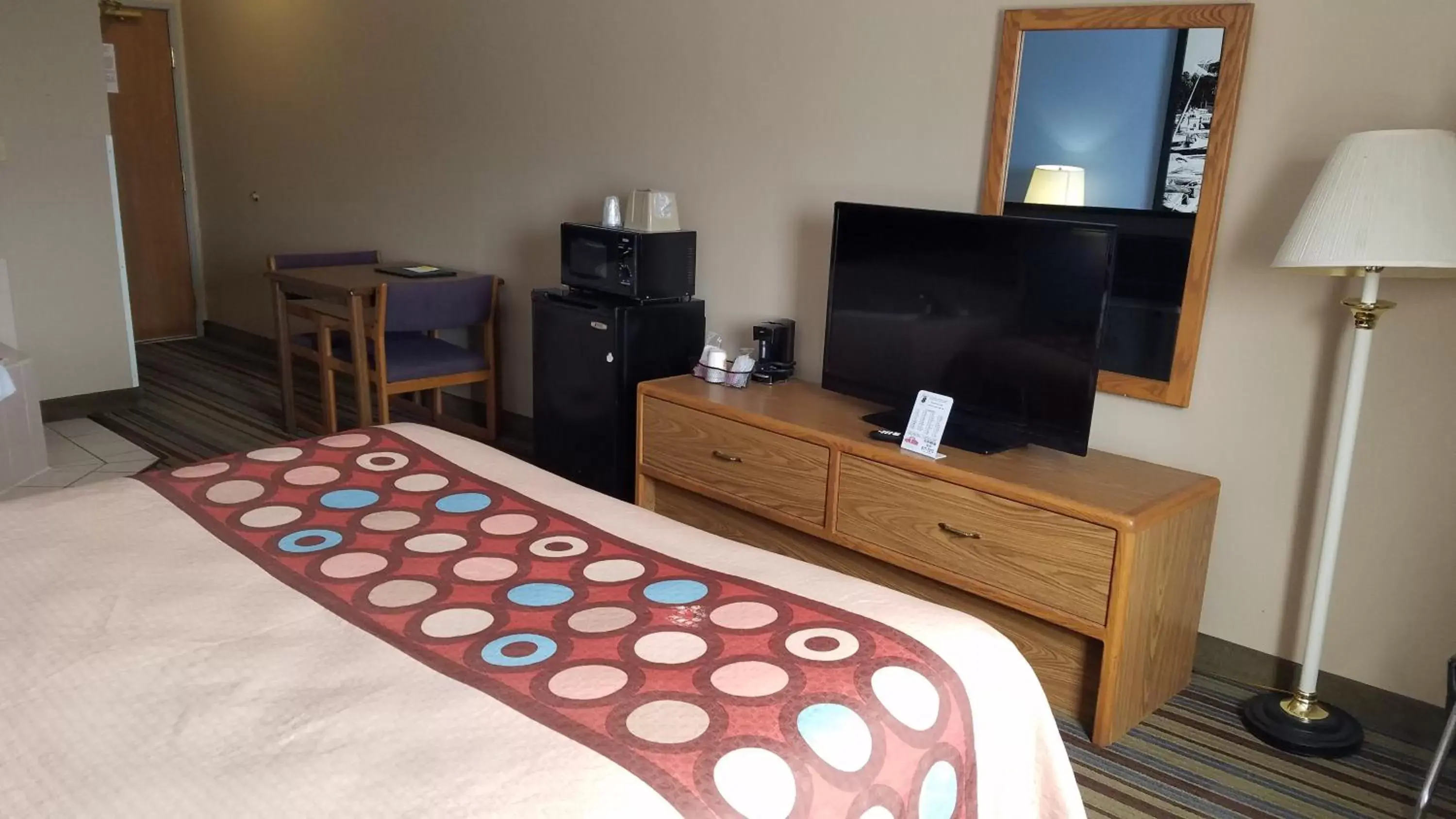 Bed, TV/Entertainment Center in Super 8 by Wyndham Pontoon Beach IL/St. Louis MO Area