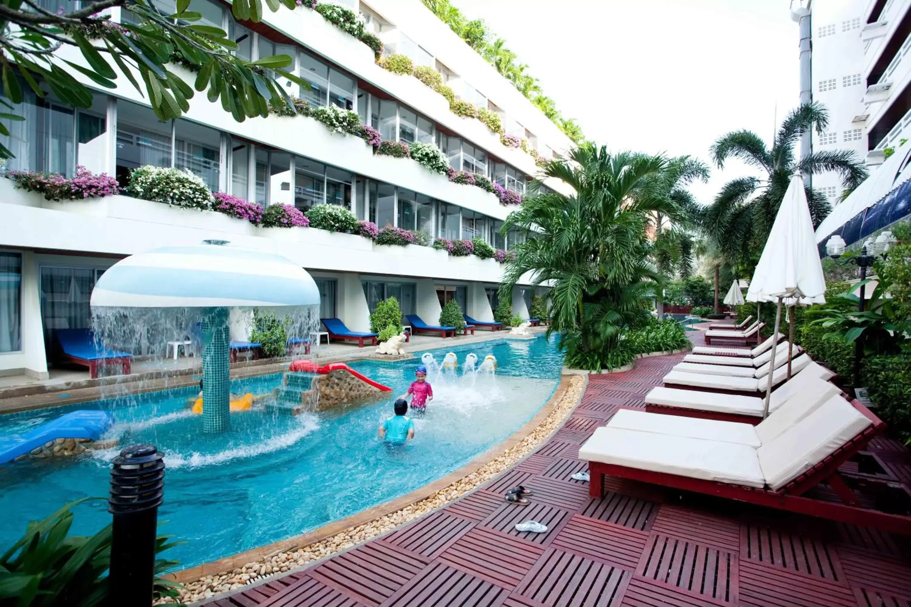 Swimming Pool in Methavalai Hotel