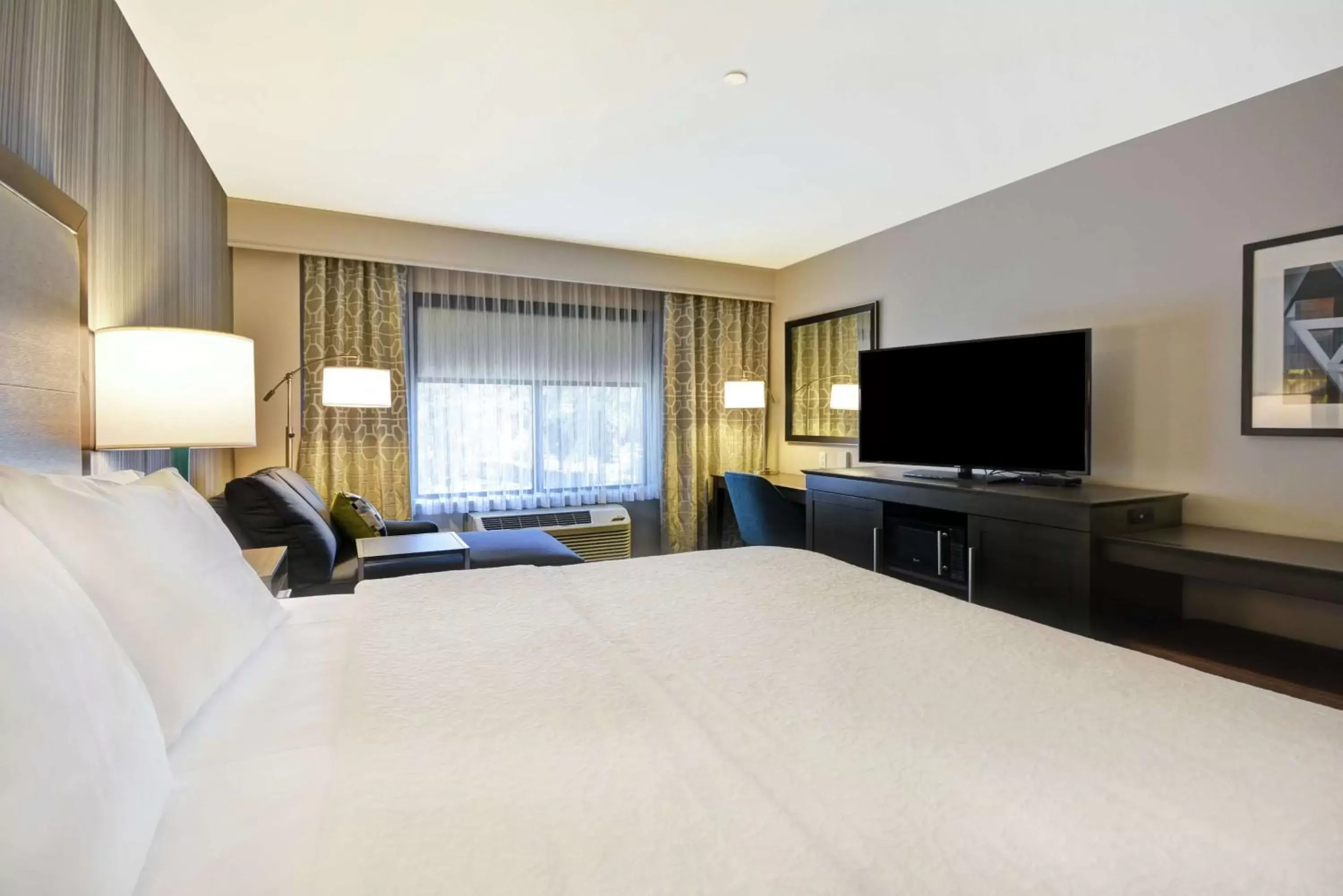 Bedroom in Hampton Inn & Suites Los Angeles Burbank Airport