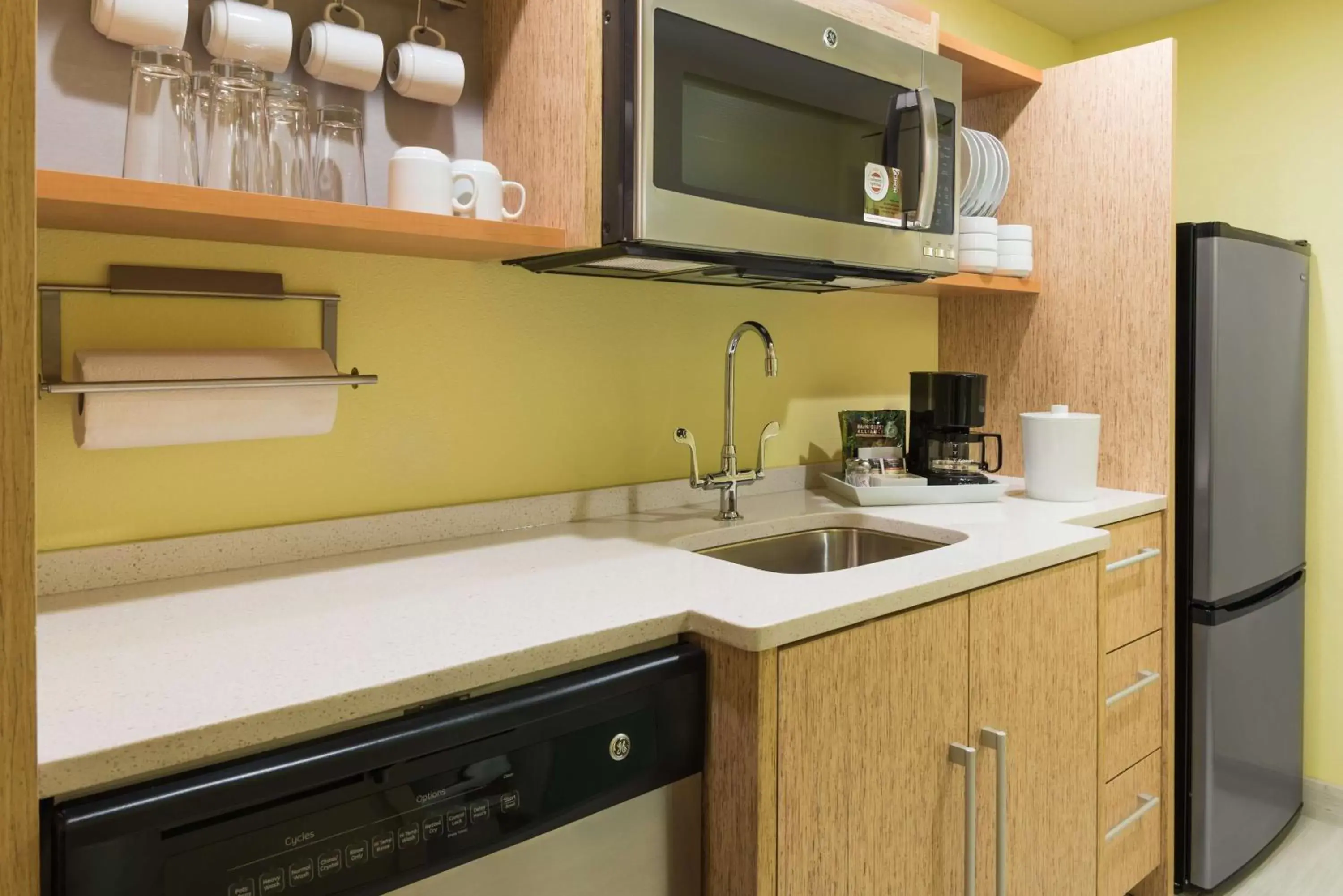 Kitchen or kitchenette, Kitchen/Kitchenette in Home2 Suites by Hilton Buffalo Airport/ Galleria Mall