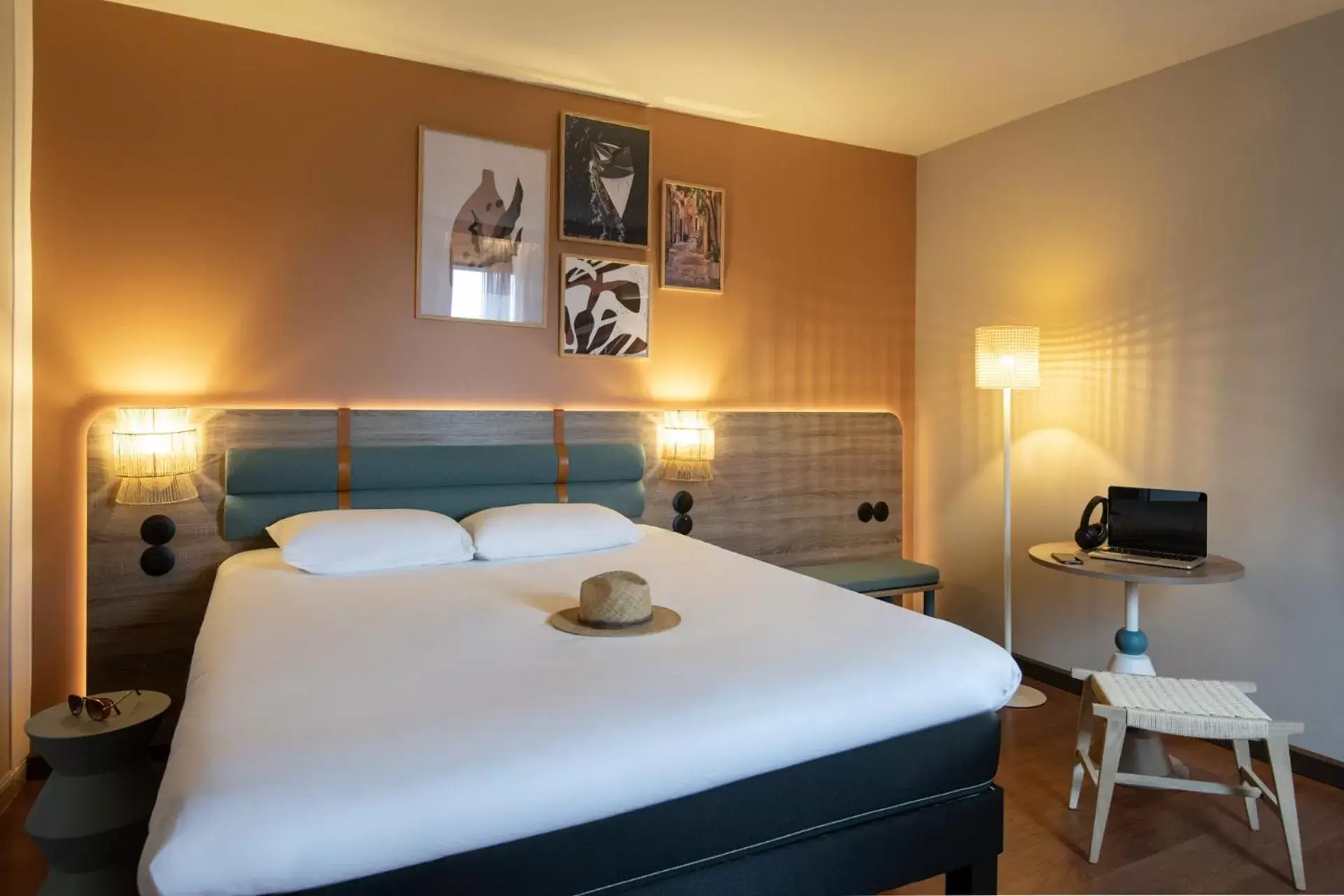 Bed in ibis Golfe de Saint-Tropez