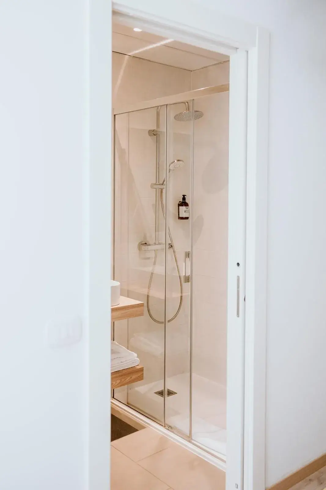 Shower, Bathroom in Hotel Venezia