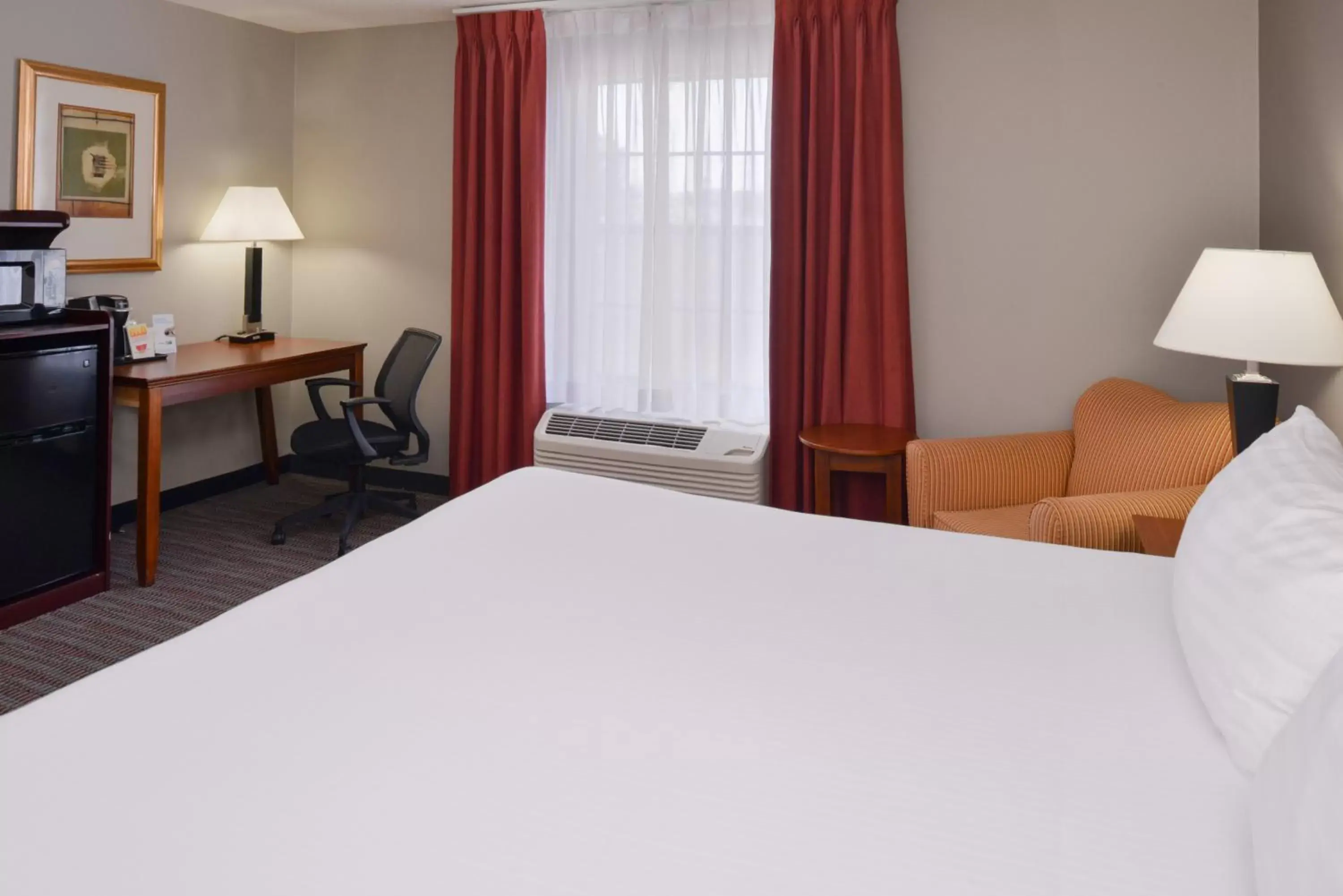 Photo of the whole room, Bed in Holiday Inn Express Hotel & Suites North Little Rock, an IHG Hotel