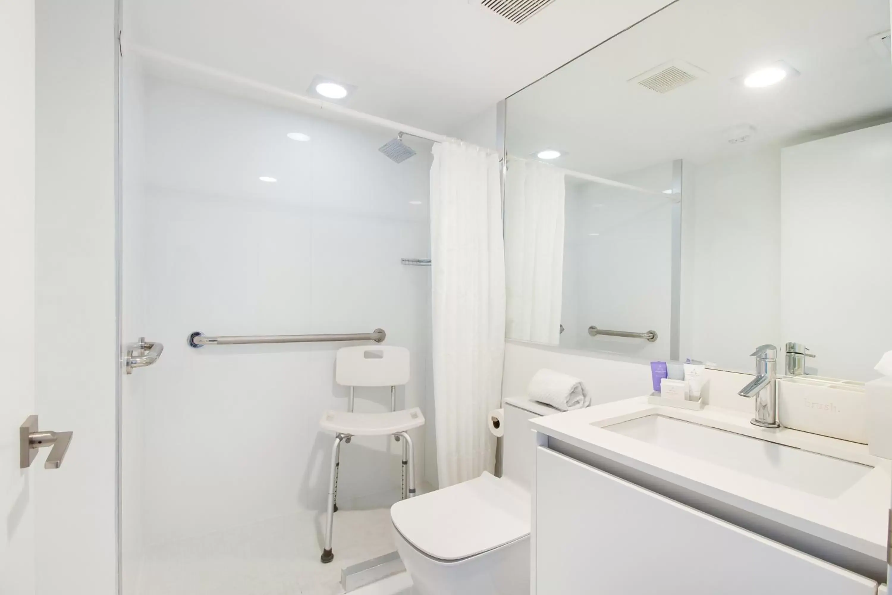 Photo of the whole room, Bathroom in Beach Haus Key Biscayne Contemporary Apartments