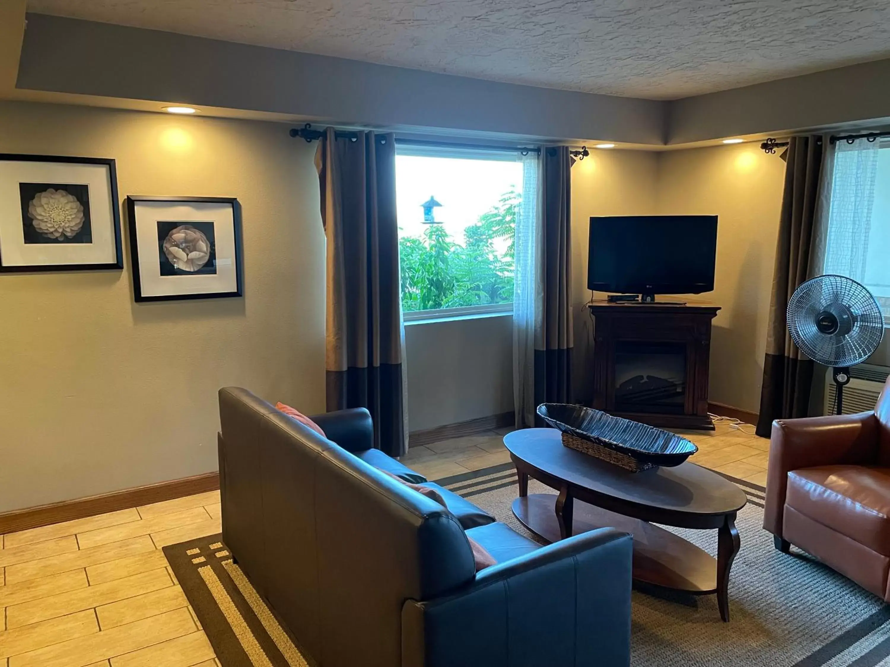 TV and multimedia, TV/Entertainment Center in Quality Inn