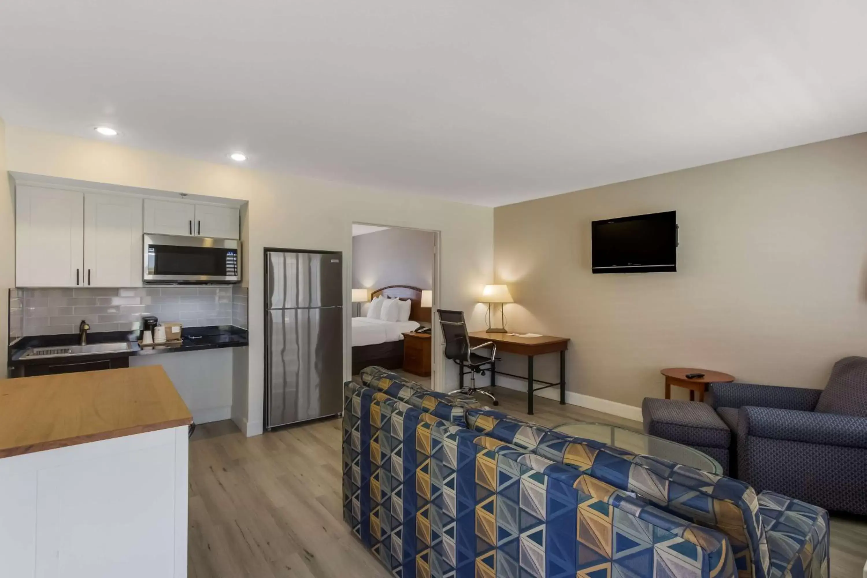 Bedroom, Kitchen/Kitchenette in SureStay Plus Hotel by Best Western Tempe University