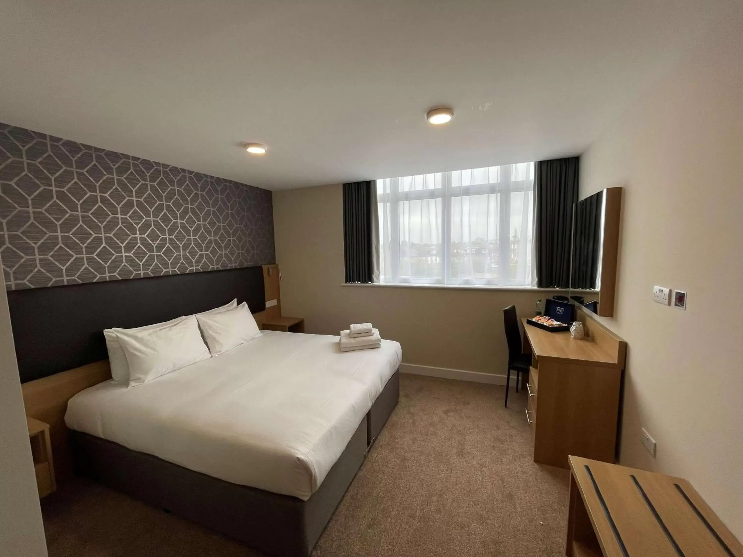 Bedroom in Best Western Northfields Ealing Hotel