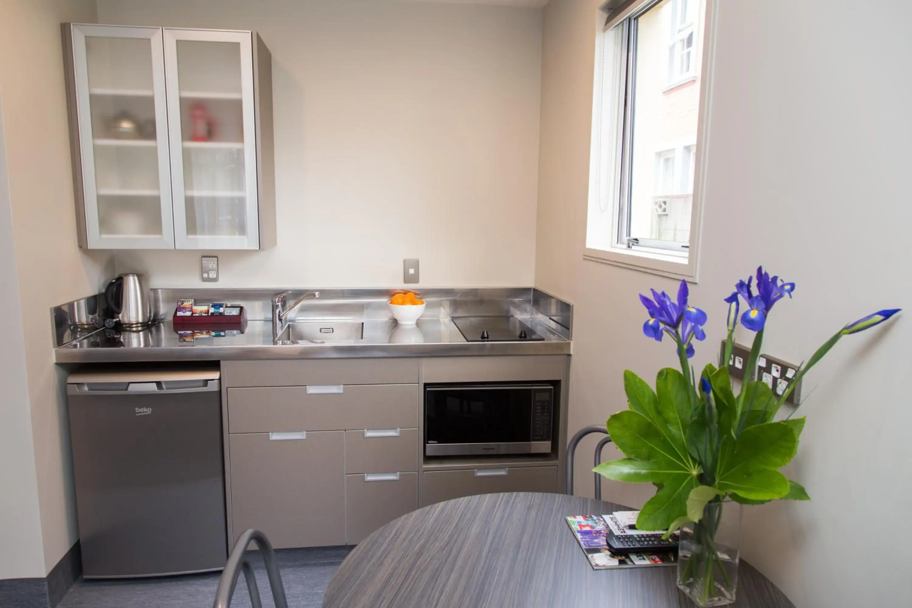 Kitchen/Kitchenette in Dunedin Motel and Villas