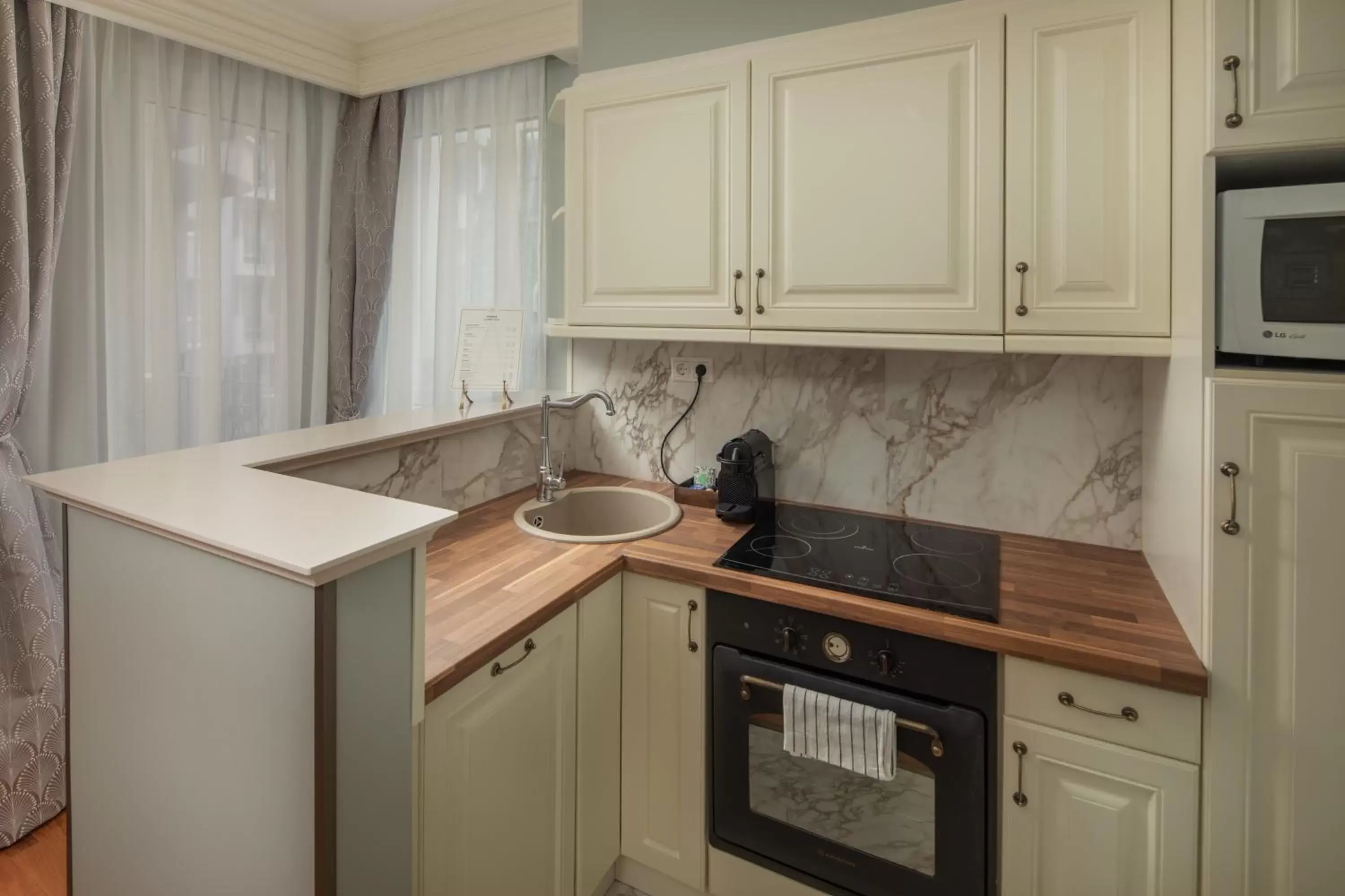 kitchen, Kitchen/Kitchenette in Queen's Court Hotel & Residence