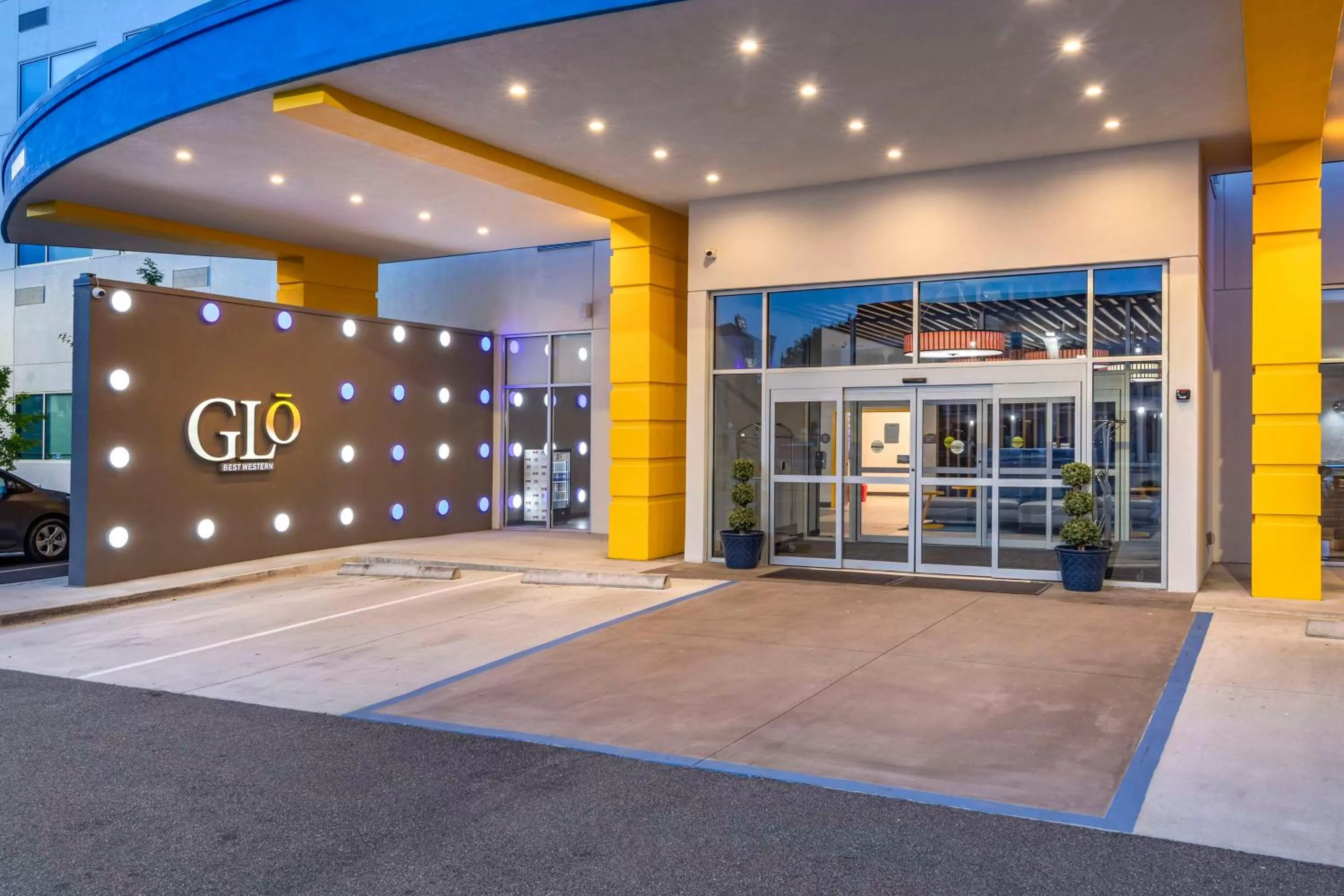 Property building in GLō Best Western Savannah-Gateway I-95