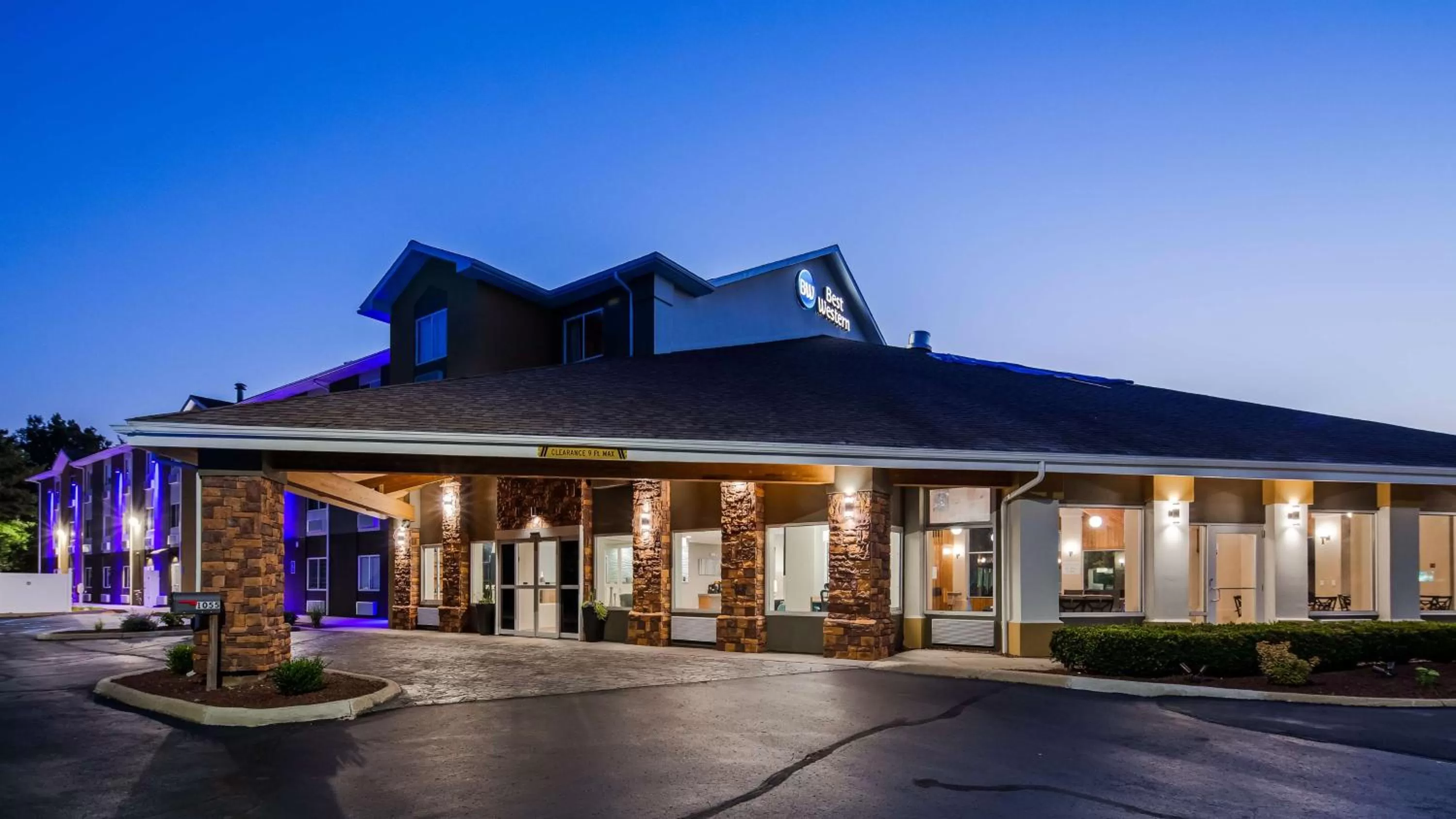 Property building in Best Western DeWitt