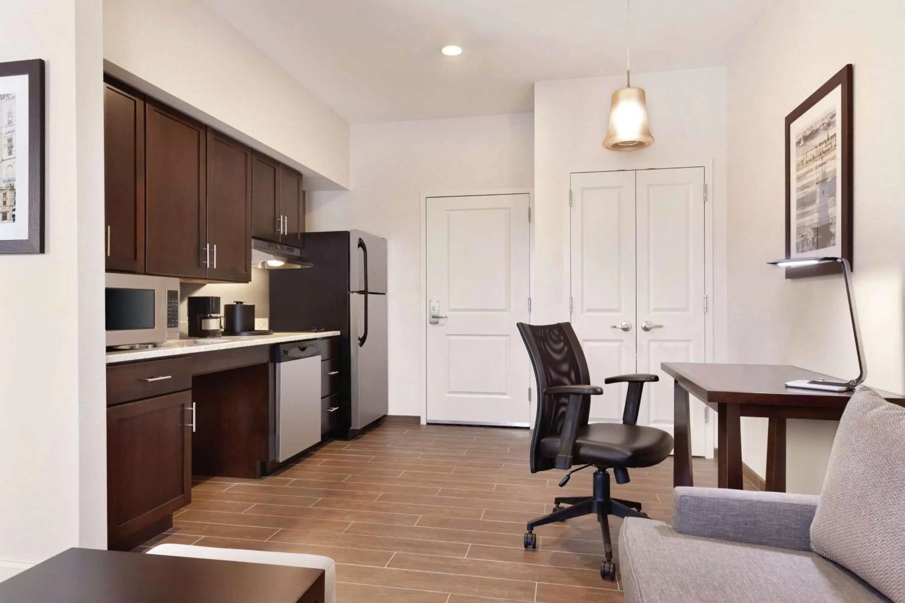 Bedroom, Kitchen/Kitchenette in Homewood Suites by Hilton Burlington