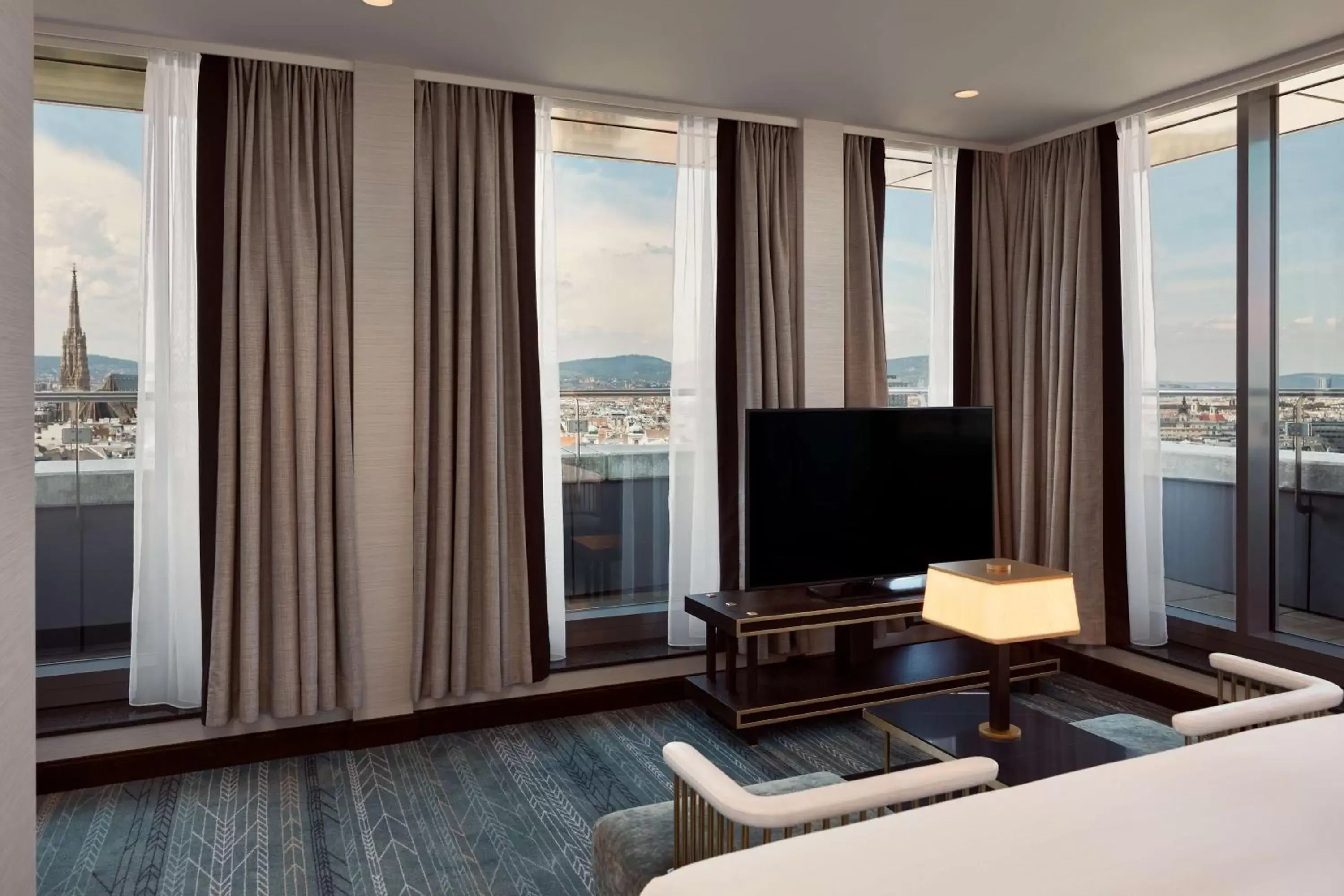 Bedroom, TV/Entertainment Center in Hilton Vienna Park