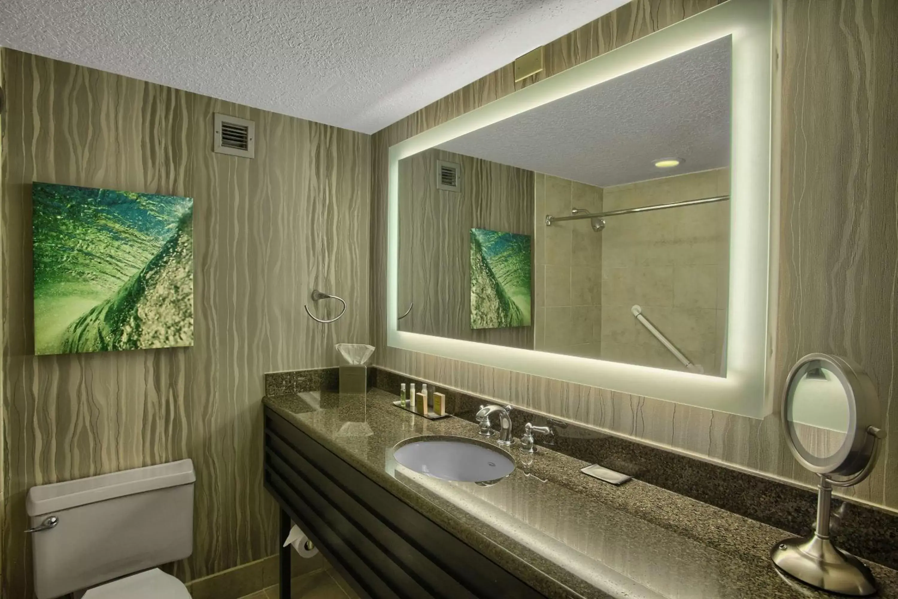 Bathroom in DoubleTree by Hilton at the Entrance to Universal Orlando