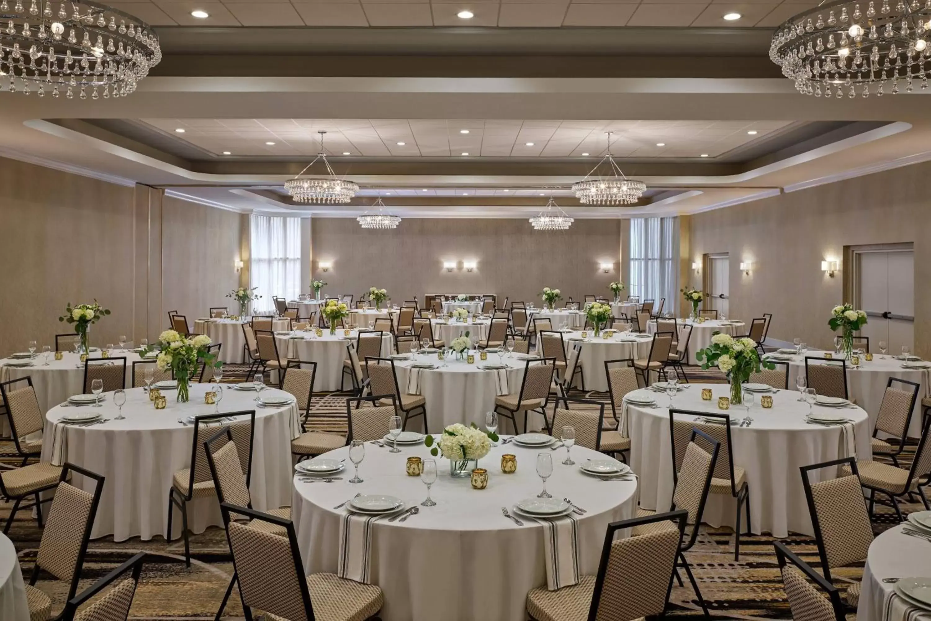 Meeting/conference room, Restaurant/Places to Eat in Delta Hotels by Marriott Chicago Willowbrook