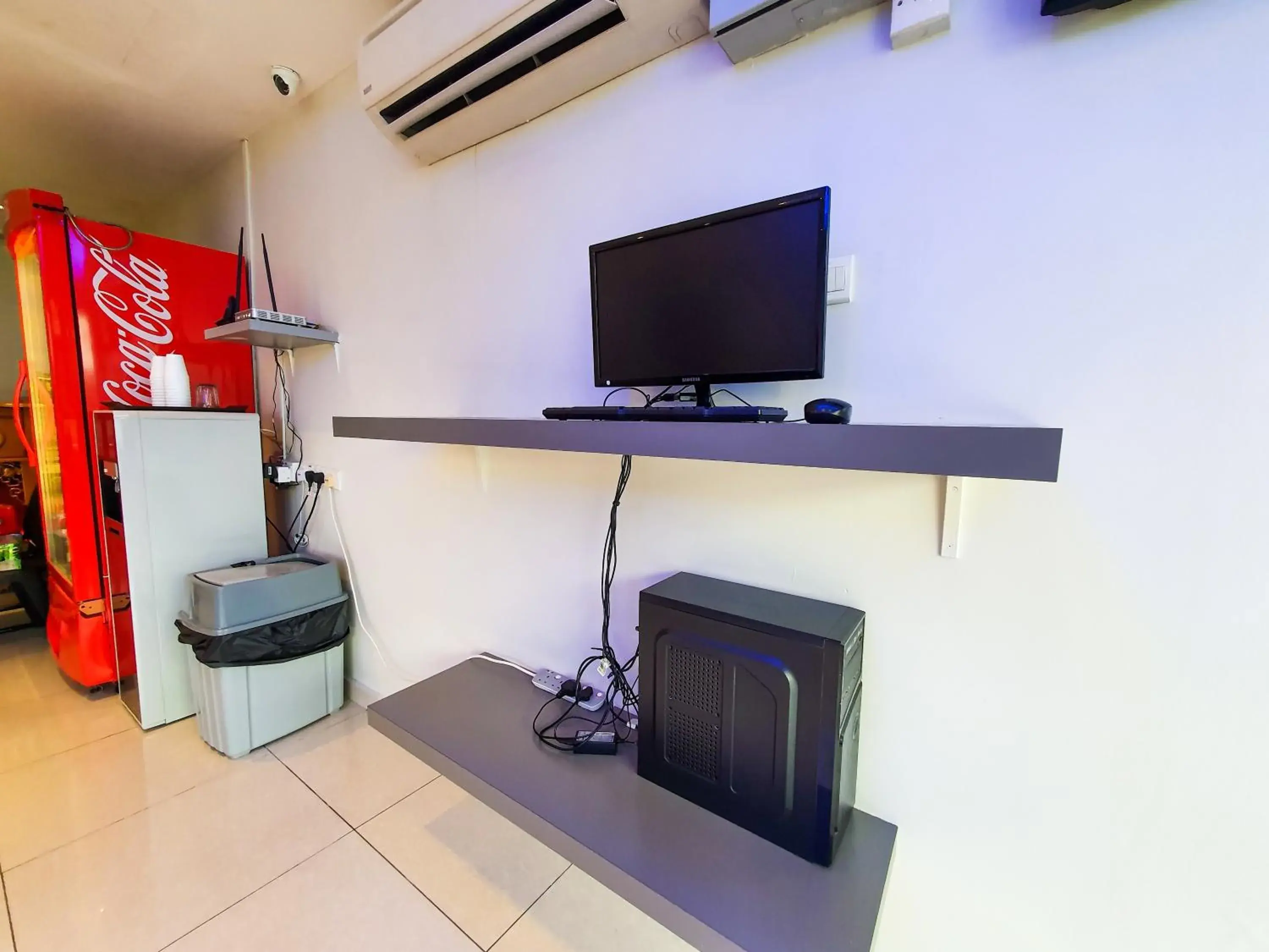 Communal lounge/ TV room, TV/Entertainment Center in De UPTOWN Hotel @ P.J. 222