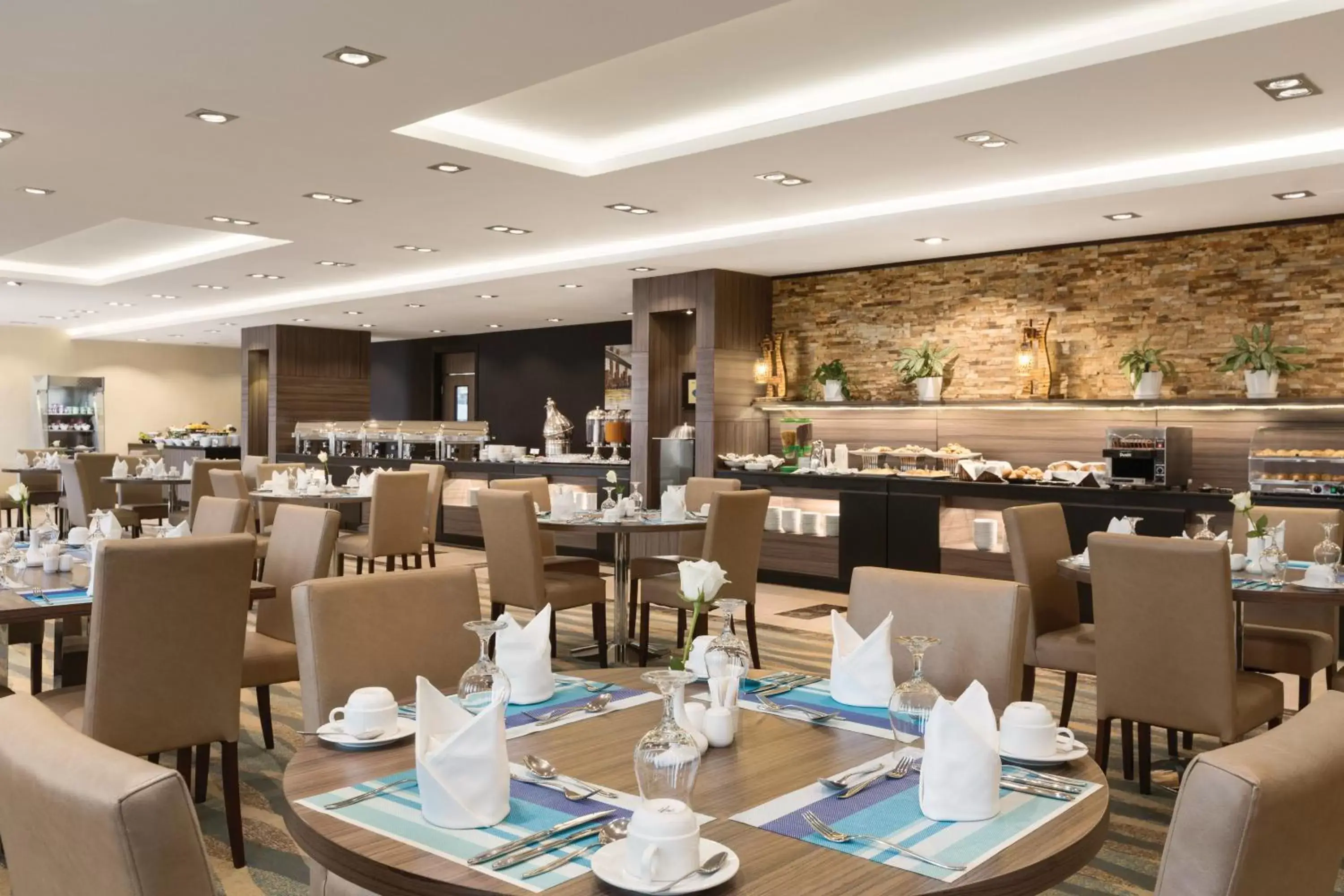 Restaurant/Places to Eat in Howard Johnson Dammam Hotel