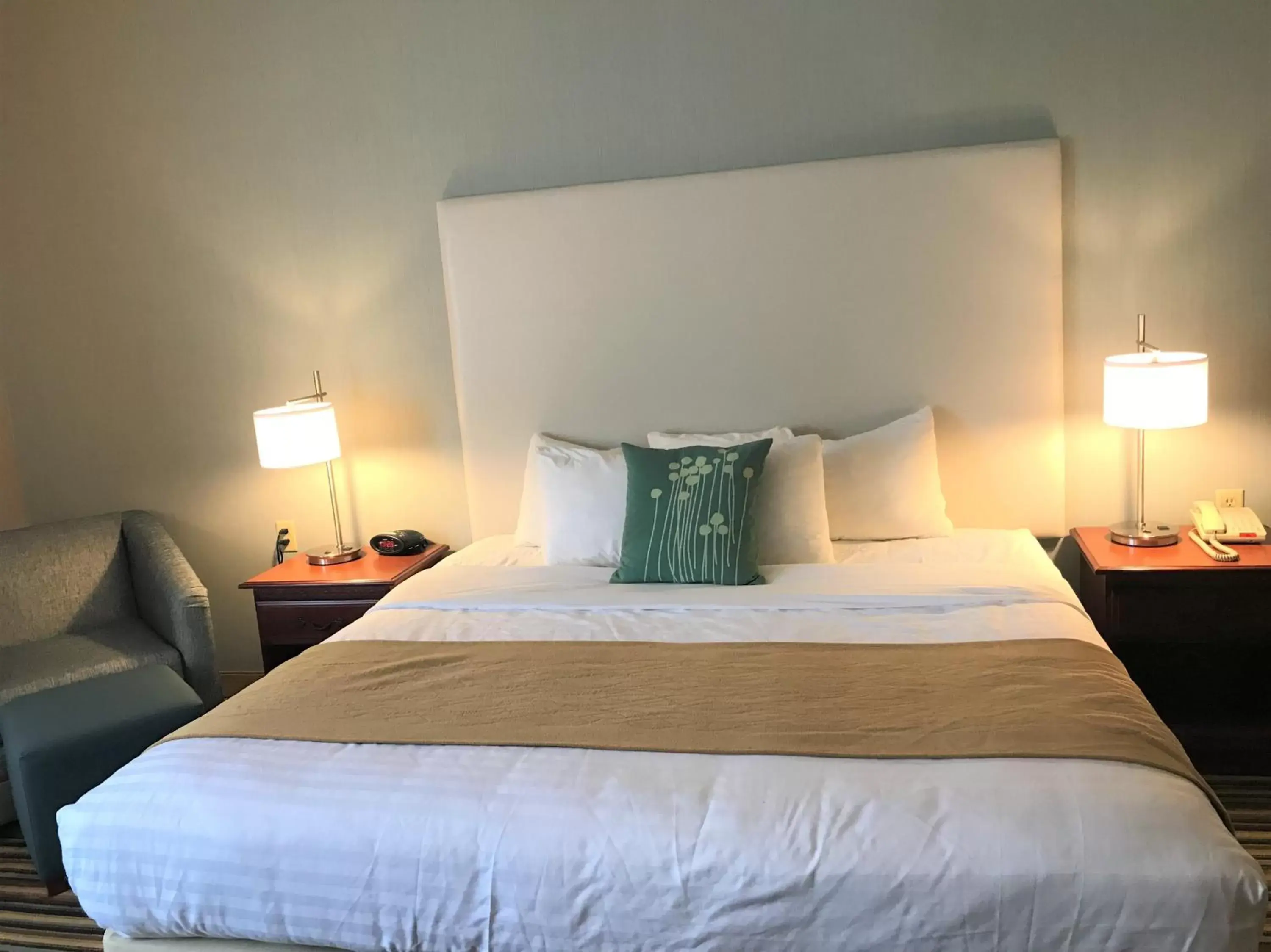 Bed in Best Western Plus New England Inn & Suites