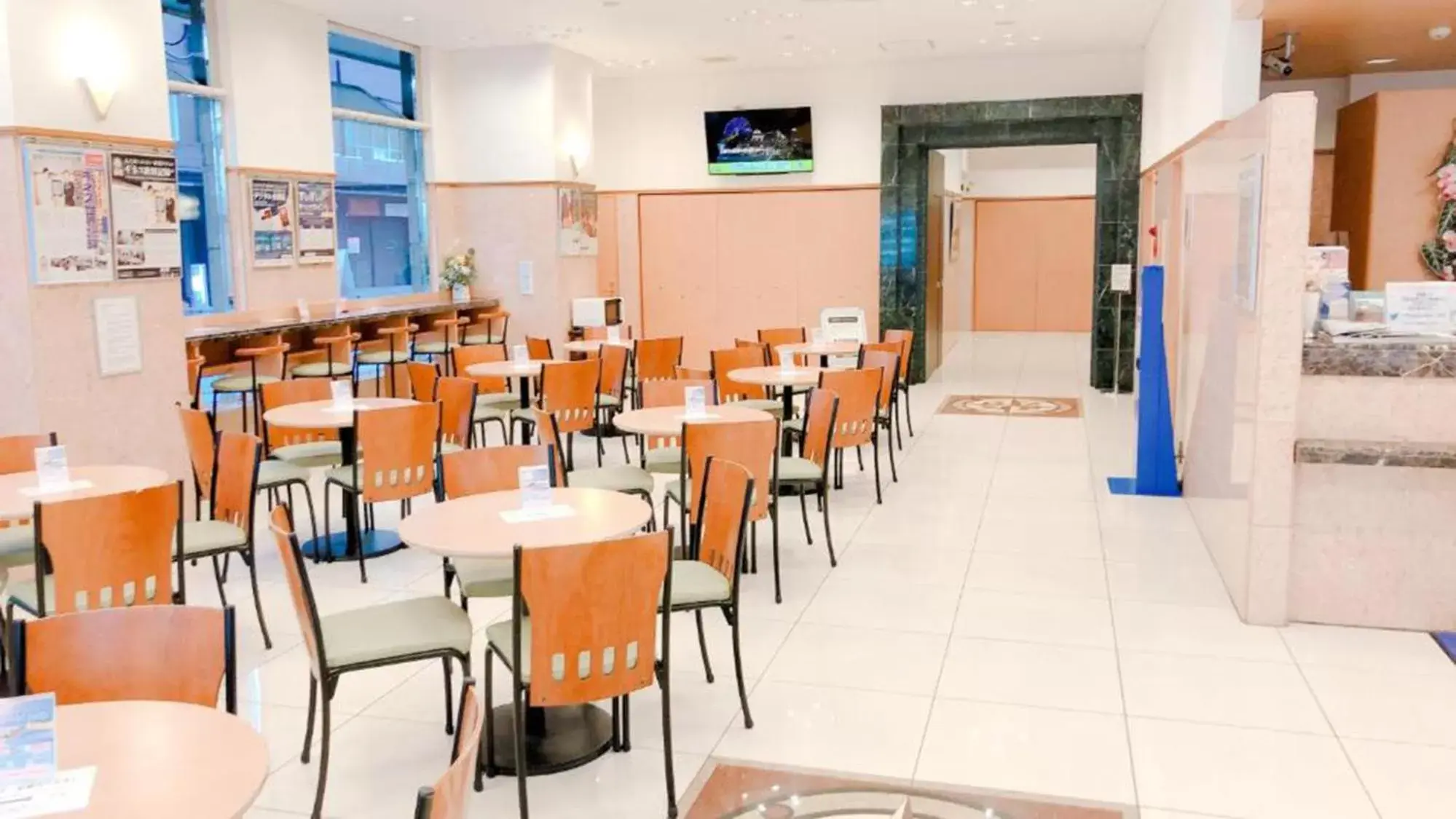 Lobby or reception, Restaurant/Places to Eat in Toyoko Inn Osaka Hankyu Juso-eki Nishi-guchi No.1