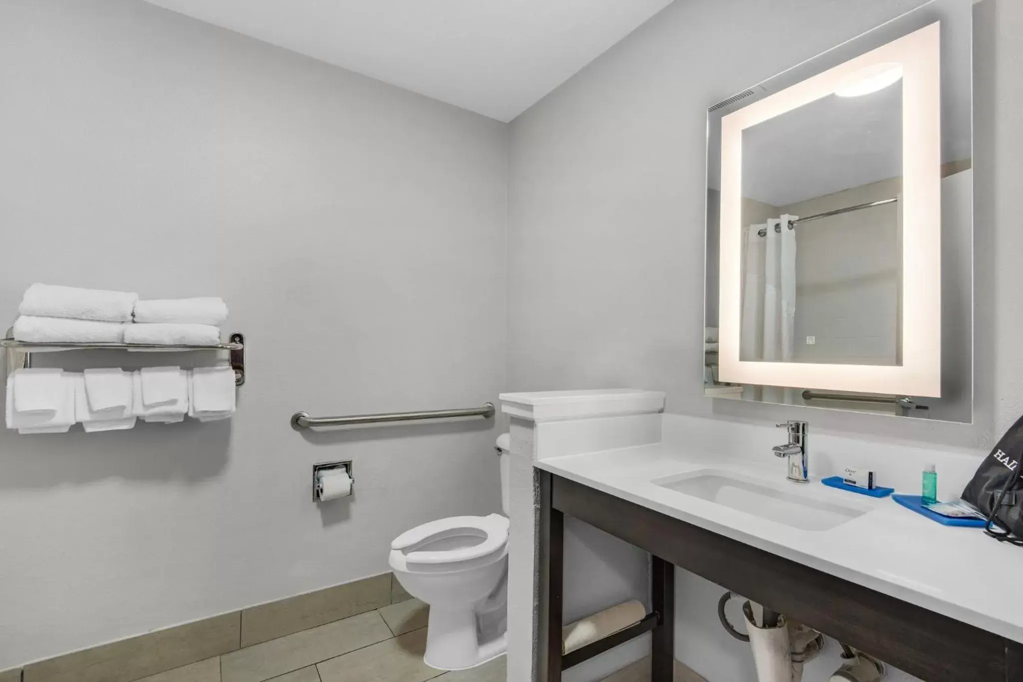 Bathroom in Holiday Inn Express Destin E - Commons Mall Area, an IHG Hotel