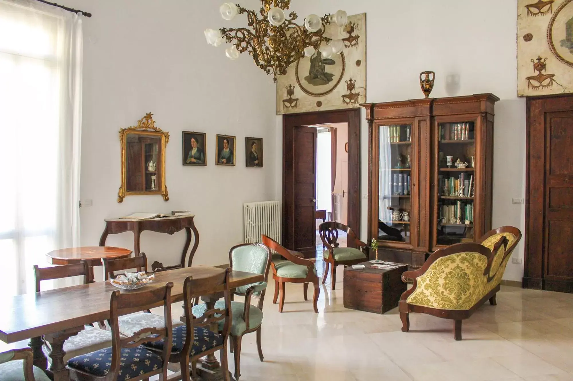 Communal lounge/ TV room, Seating Area in B&B Palazzo Sambiasi