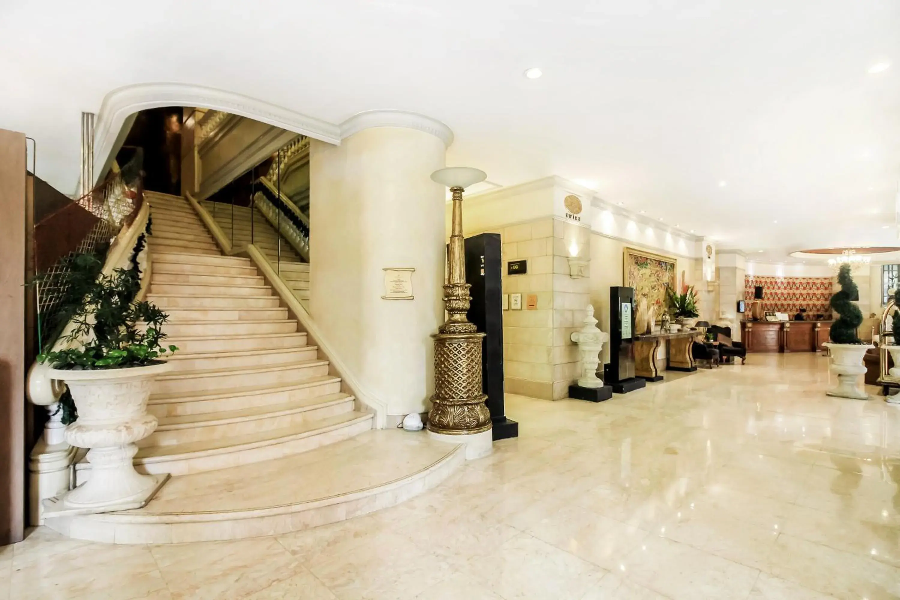 Facade/entrance, Lobby/Reception in Makati Palace Hotel