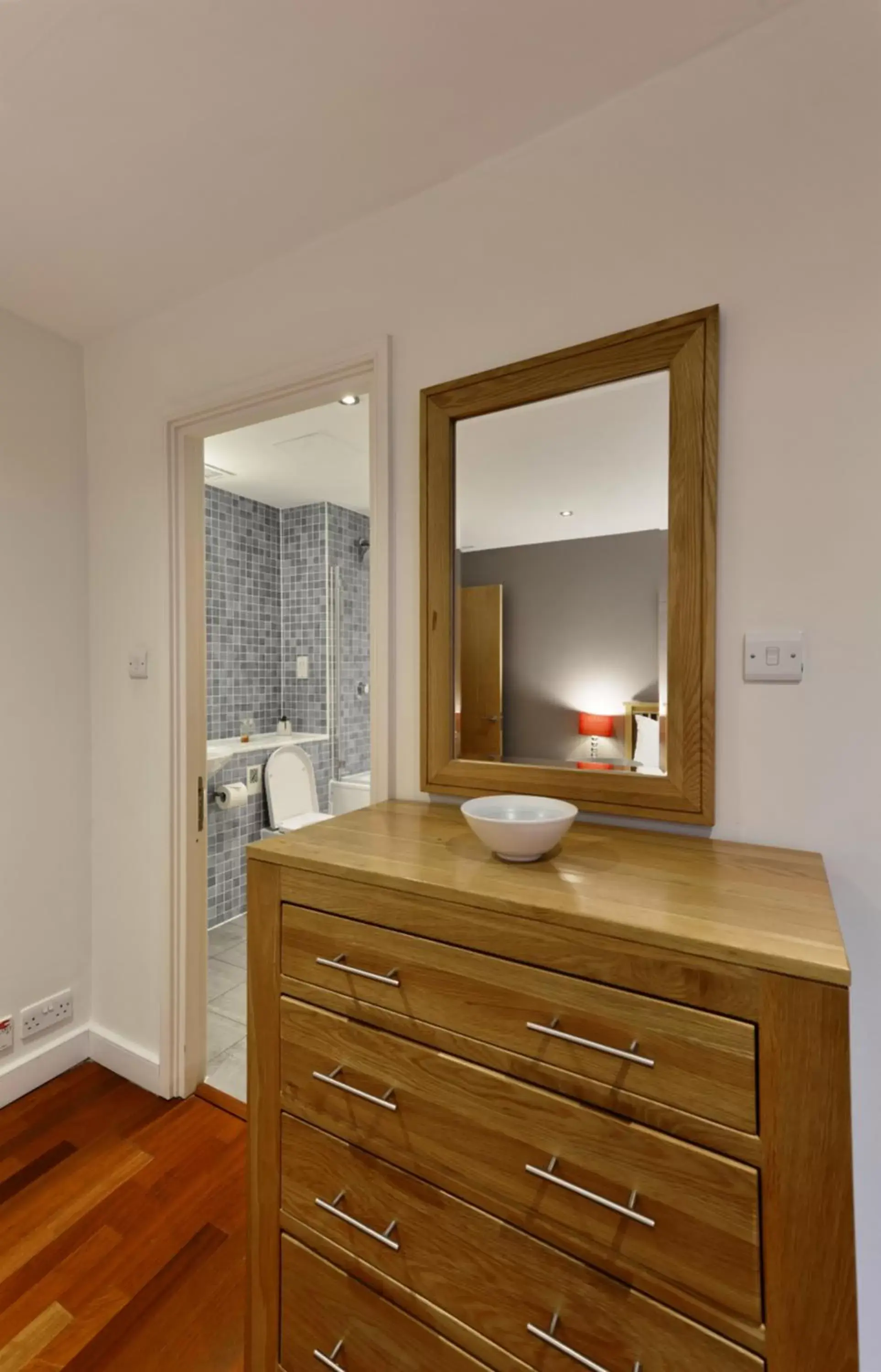 Photo of the whole room, Bathroom in Farringdon Laceby apartments