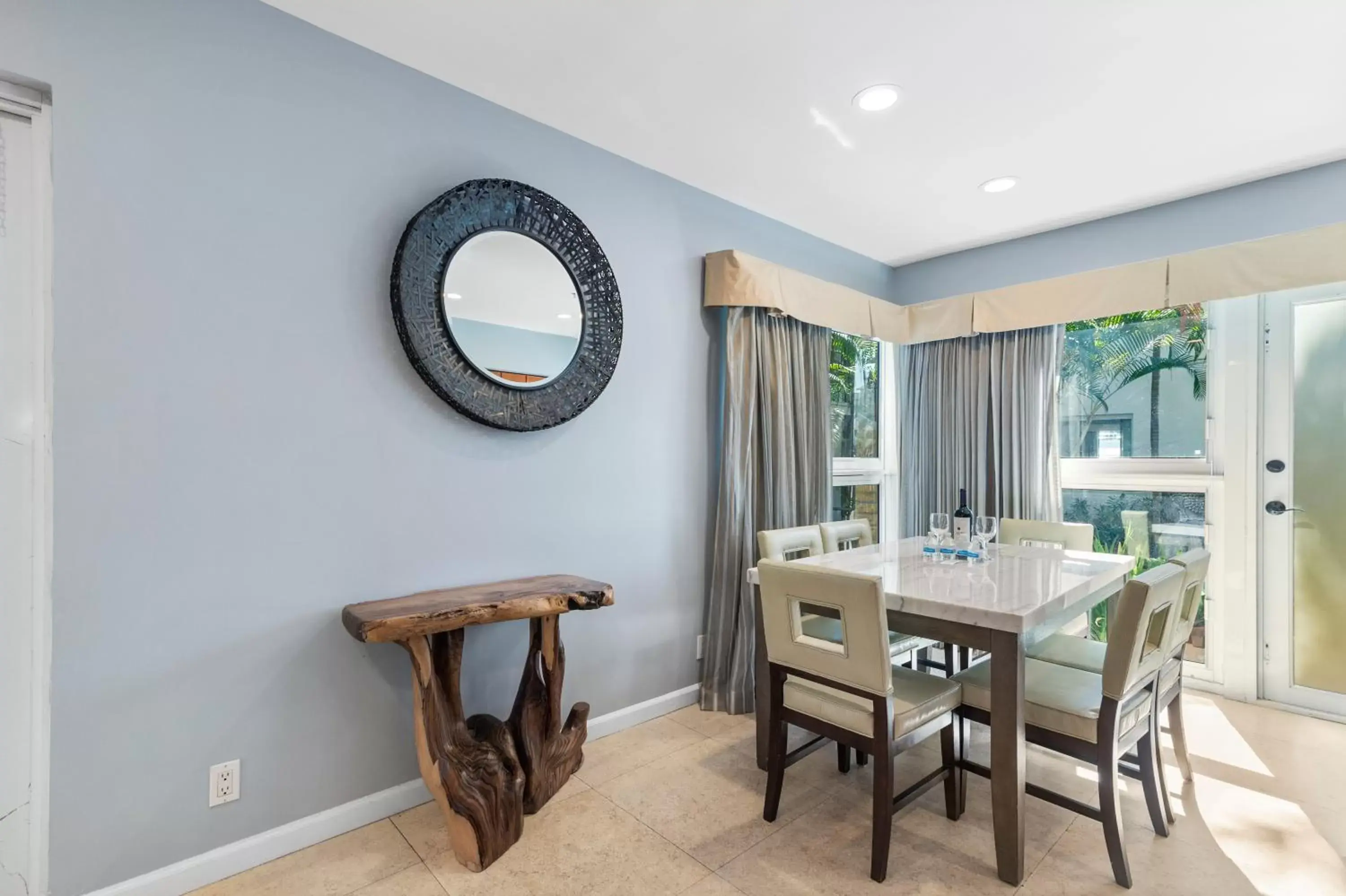 Dining Area in Isle of Venice Residence and Marina