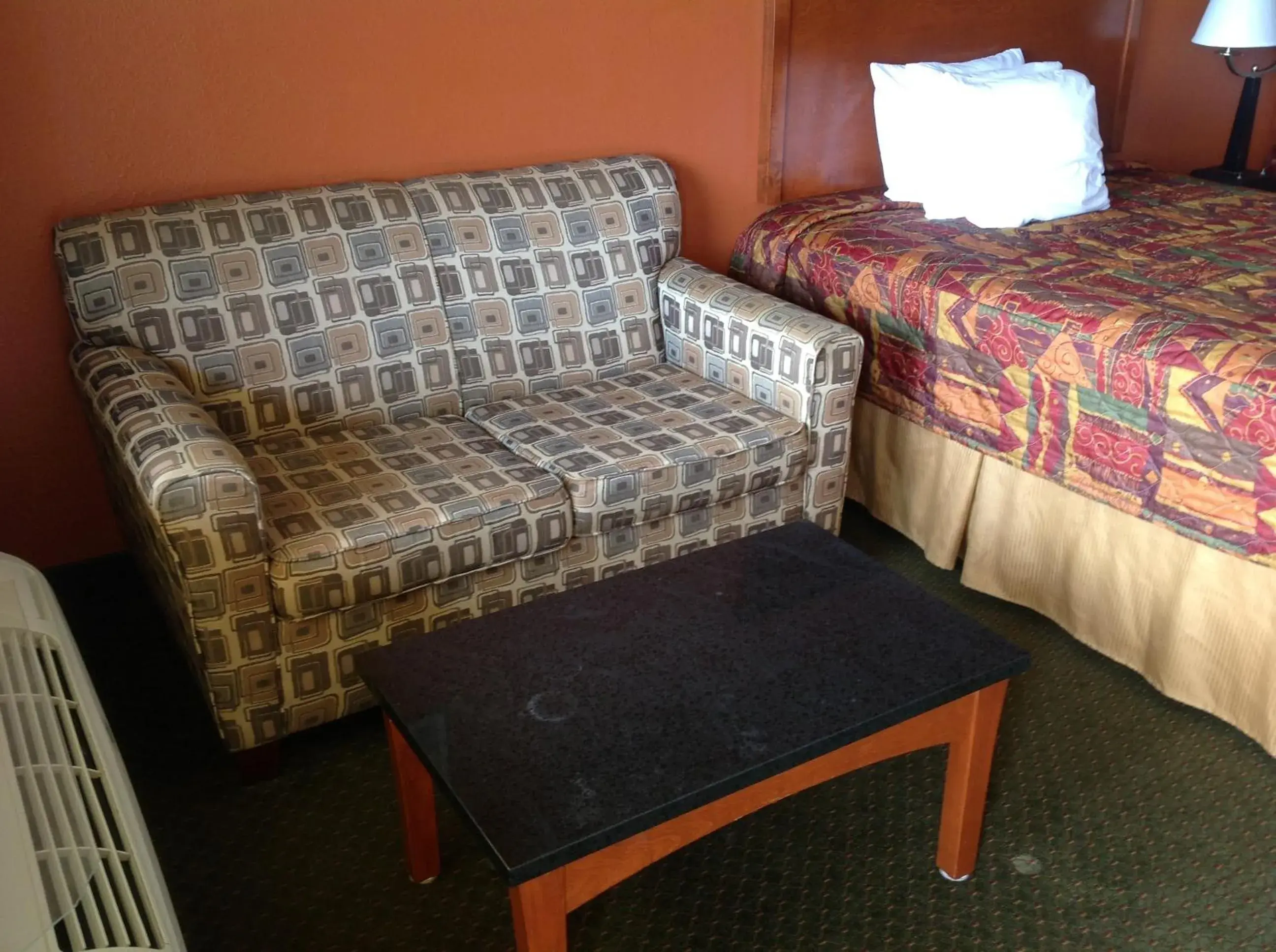 Seating area, Bed in Budgetel Inn and Suites