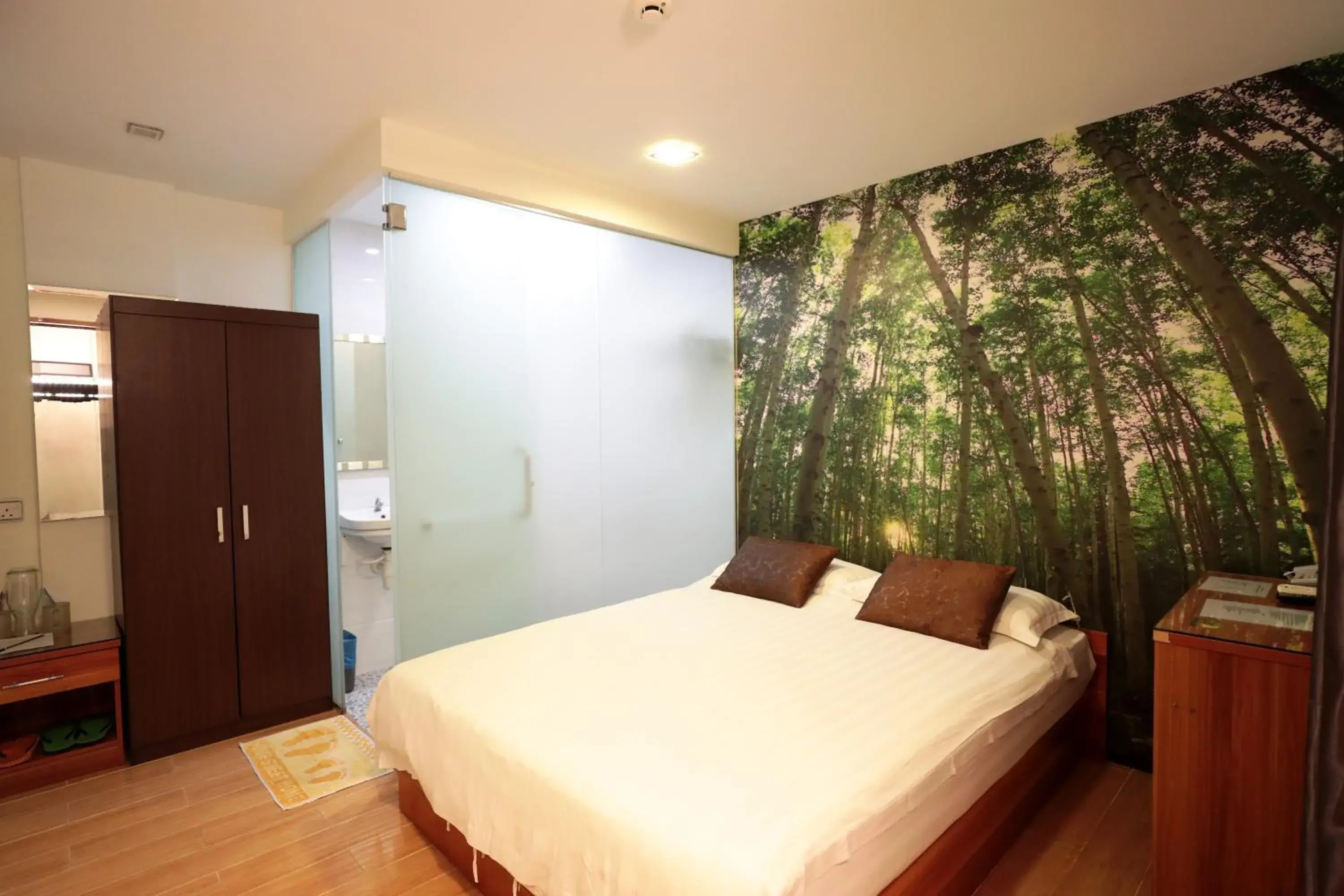 Bedroom, Bed in Rain Forest Hotel