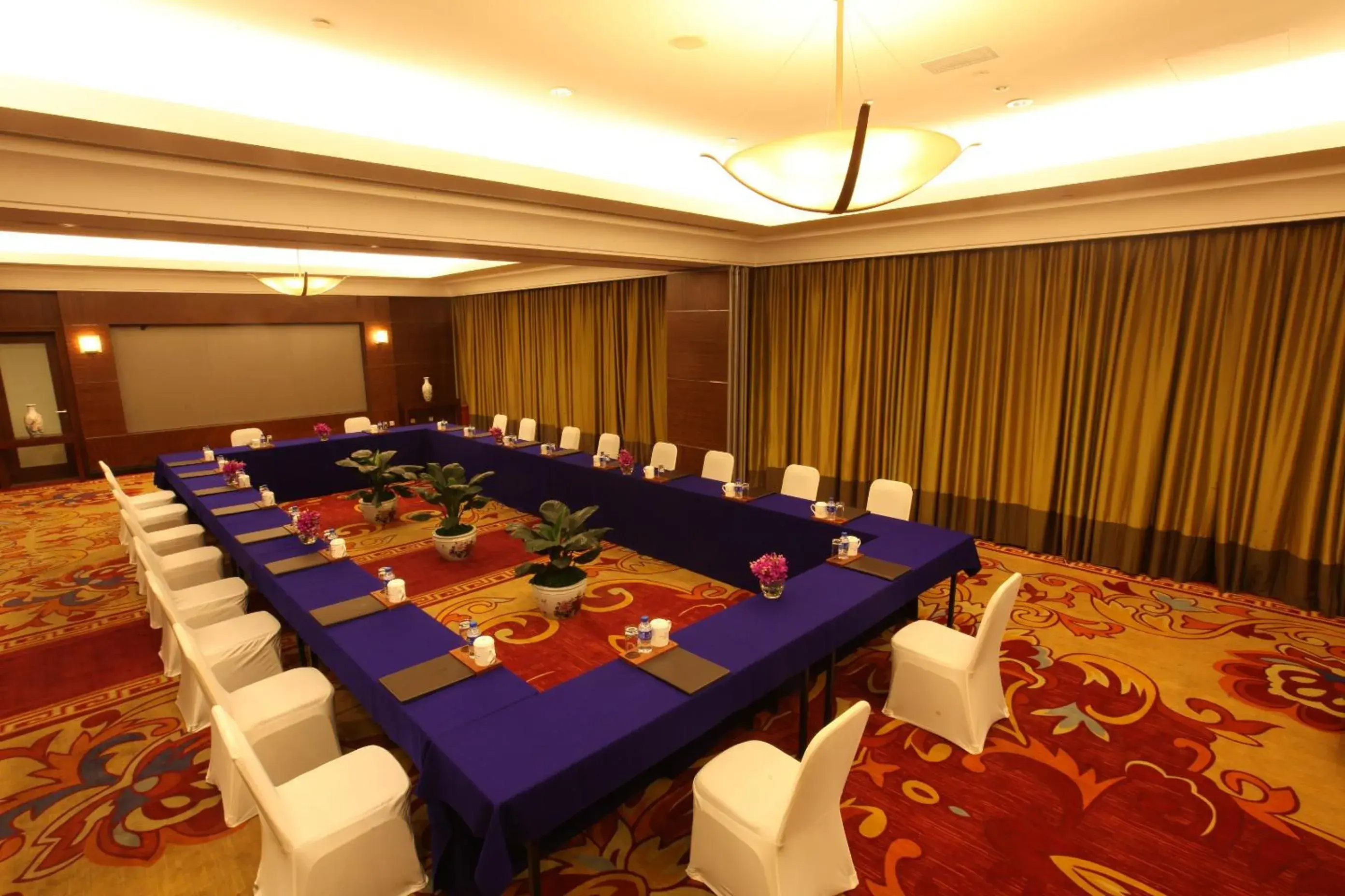 Business facilities in Zhongwei Green Lake Hotel Kunming