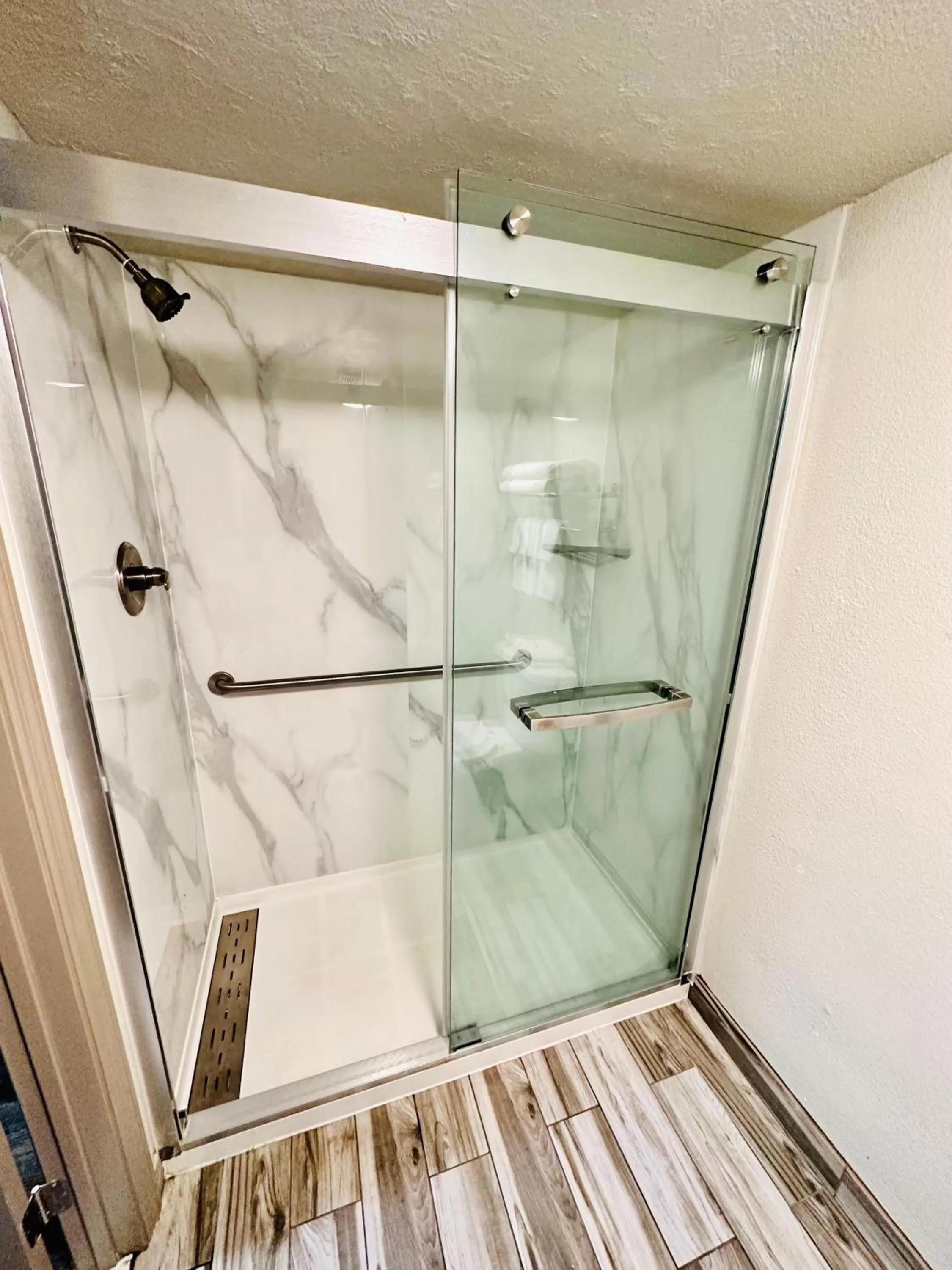 Shower in Quality Inn Show Low