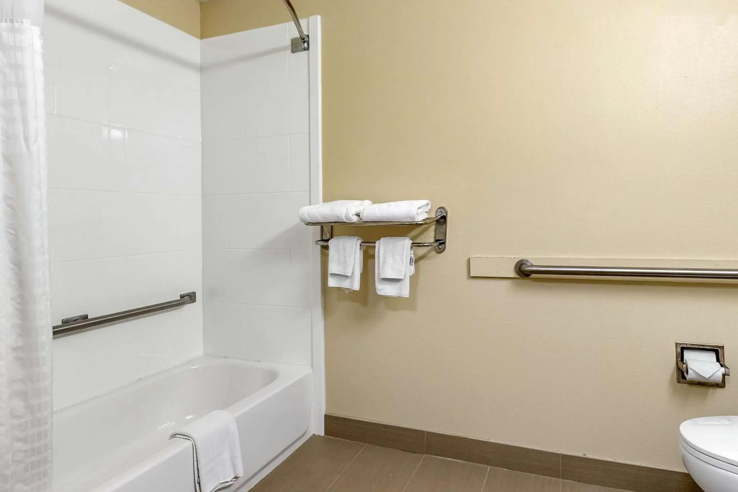 Photo of the whole room, Bathroom in Comfort Inn Walcott near Davenport