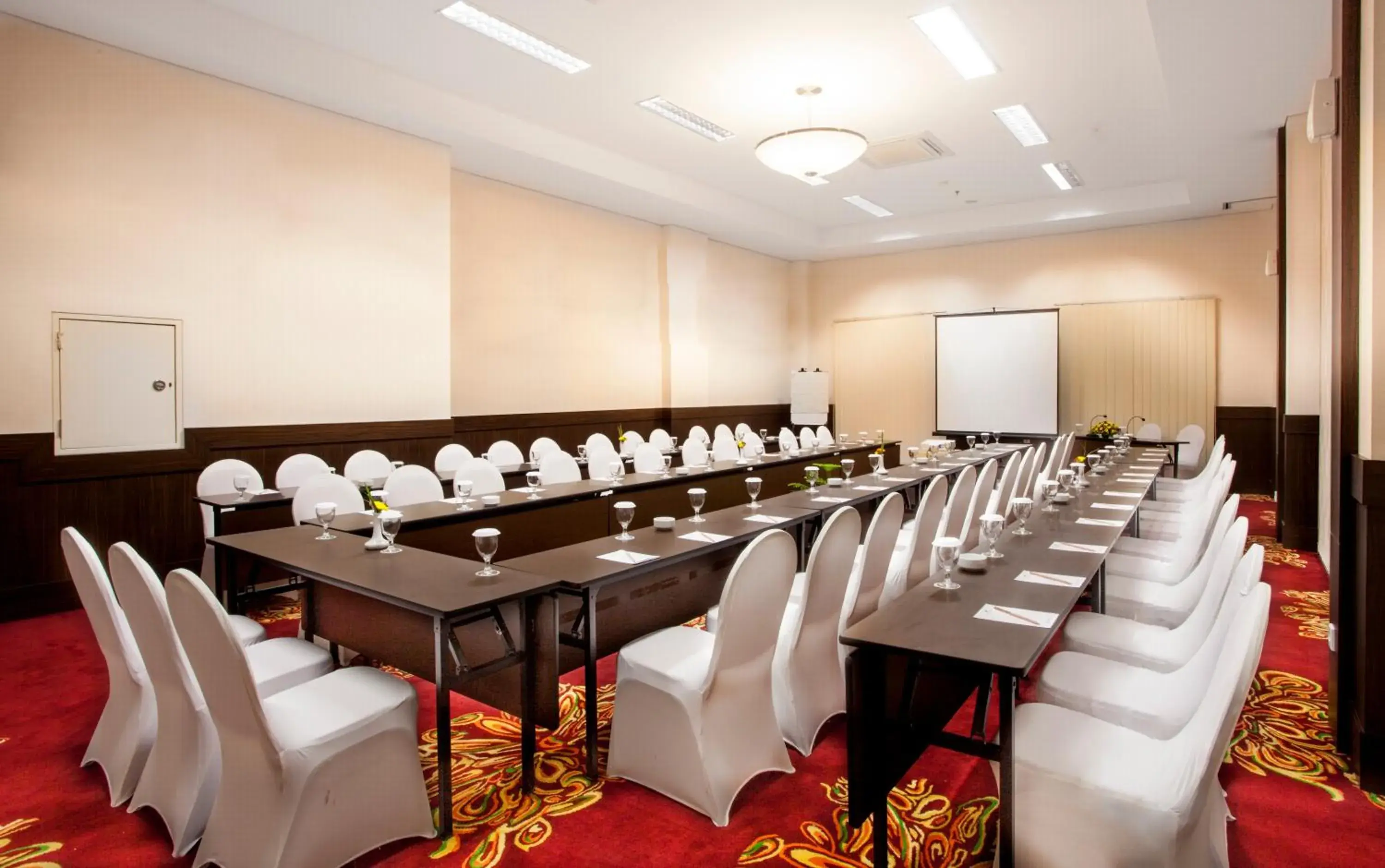 Business facilities in Days Hotel And Suites Jakarta Airport