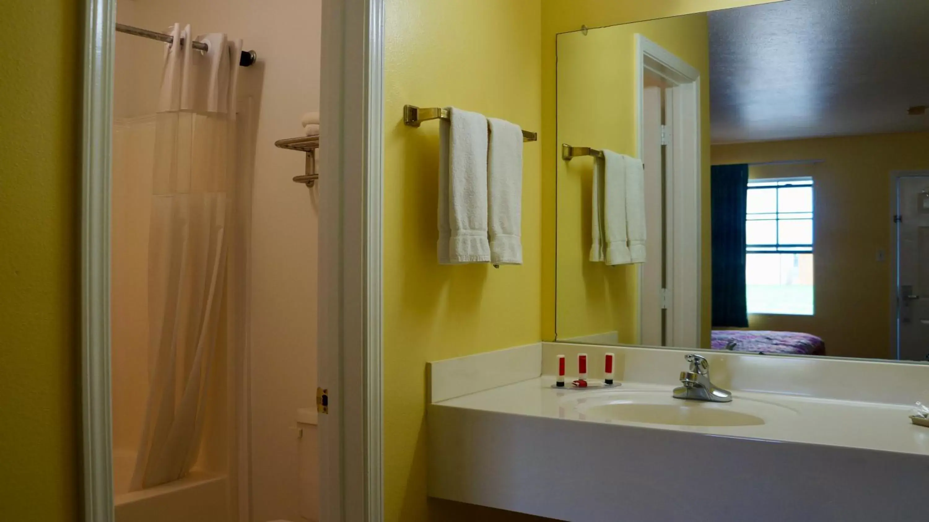 Bathroom in American Inn of Kinder