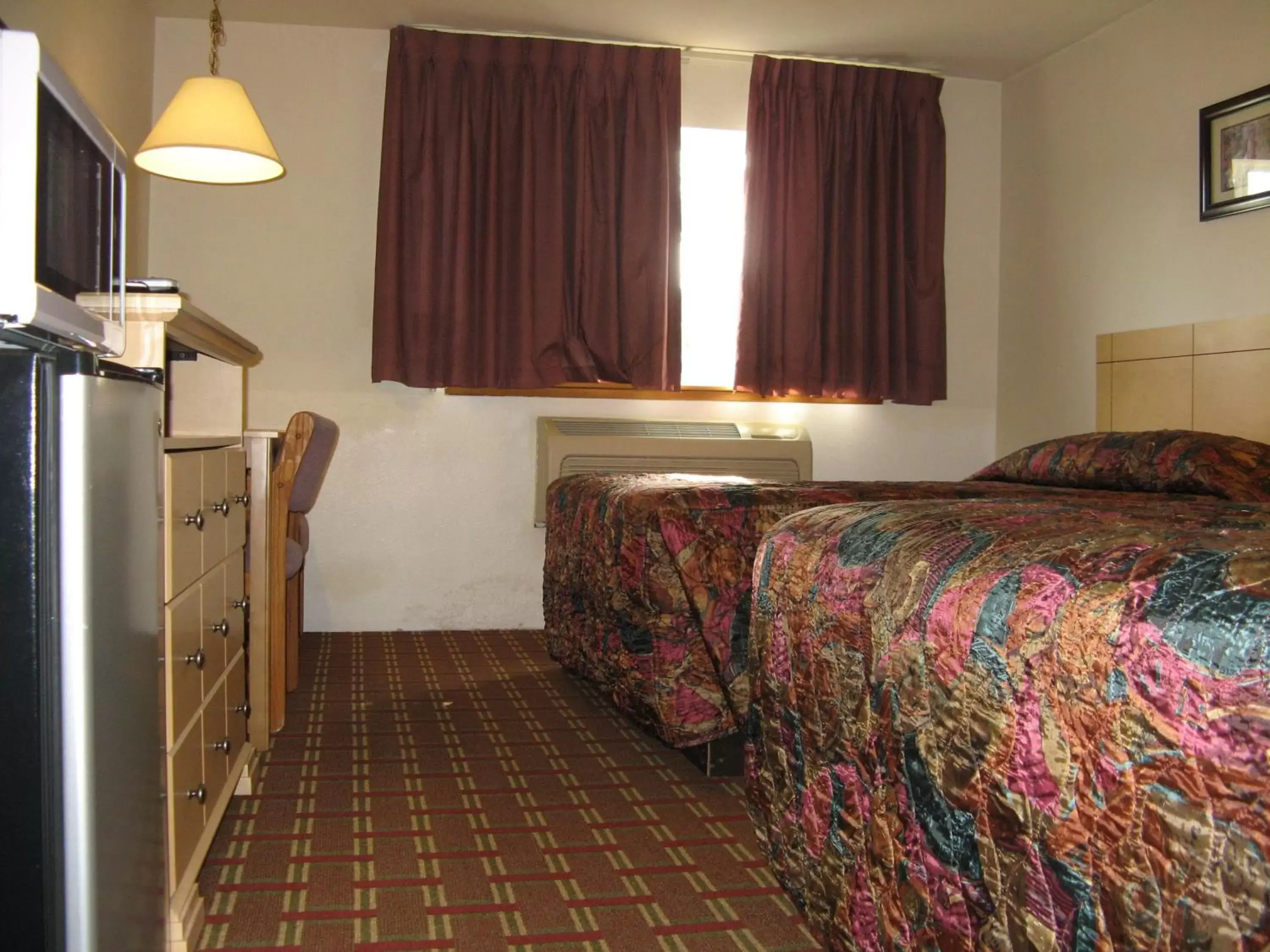 Photo of the whole room, Bed in Bellingham Lodge