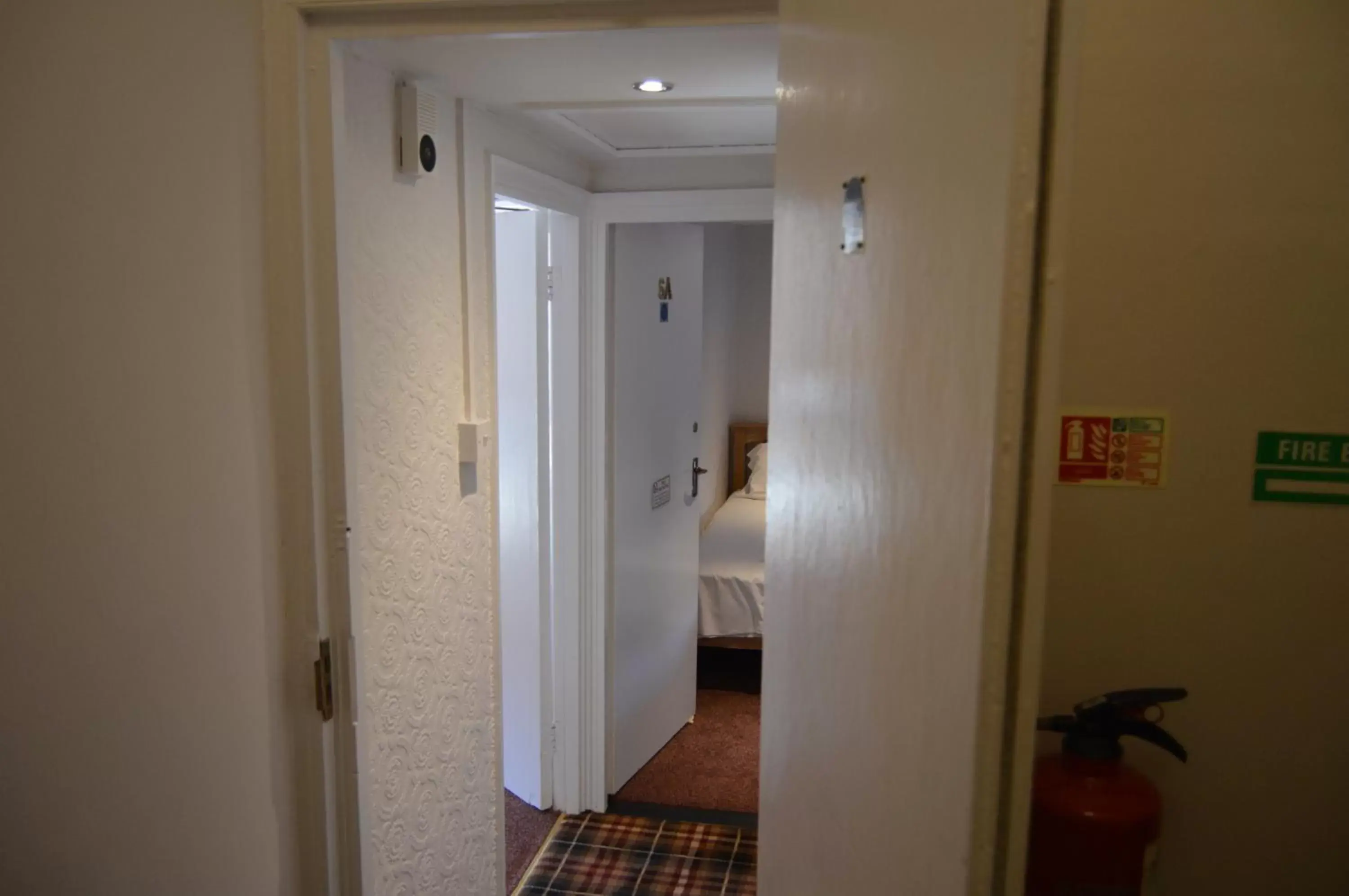 Bedroom, Bathroom in The Crown Inn Hotel