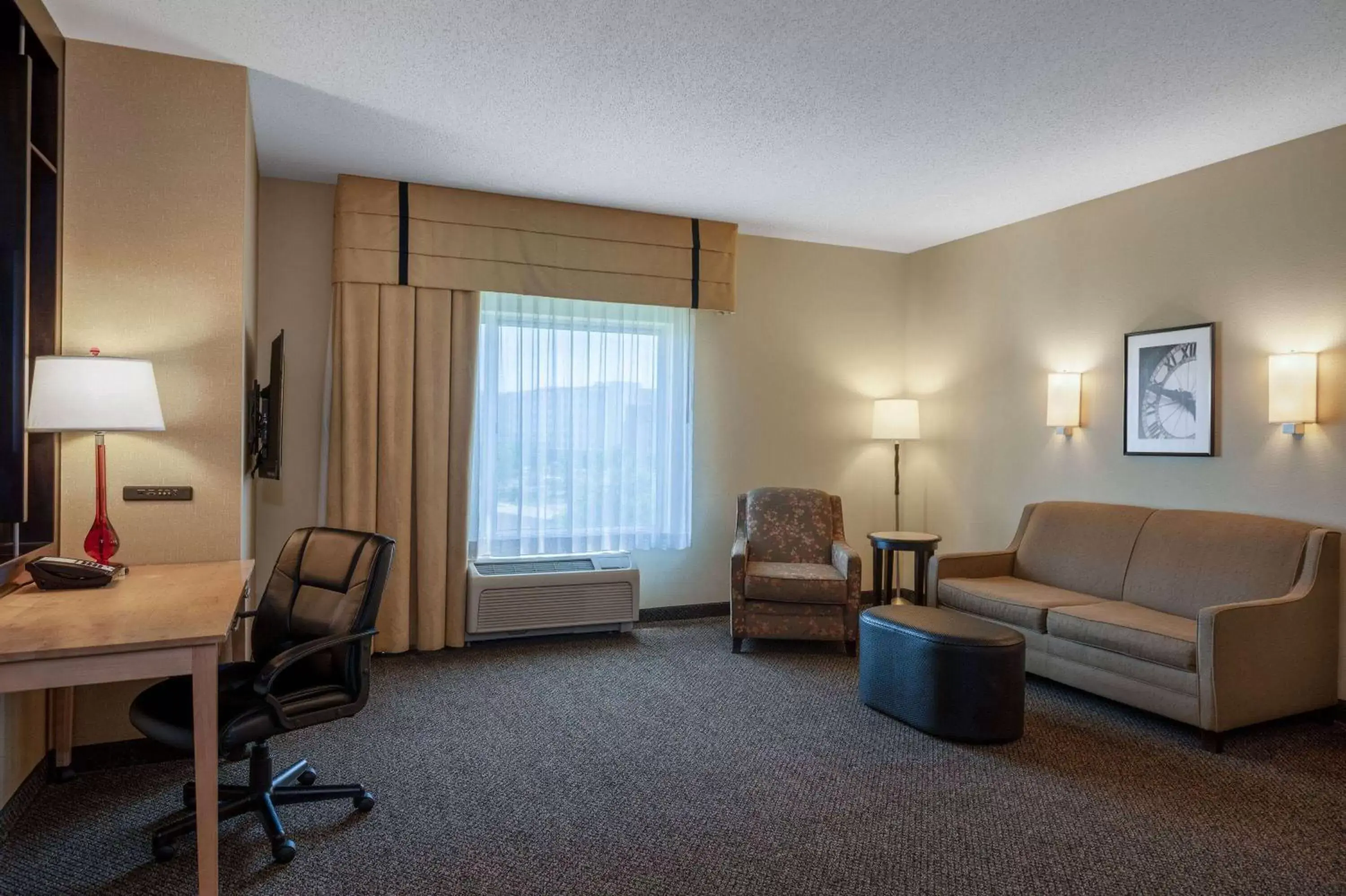 Bed, Seating Area in Wyndham Noblesville