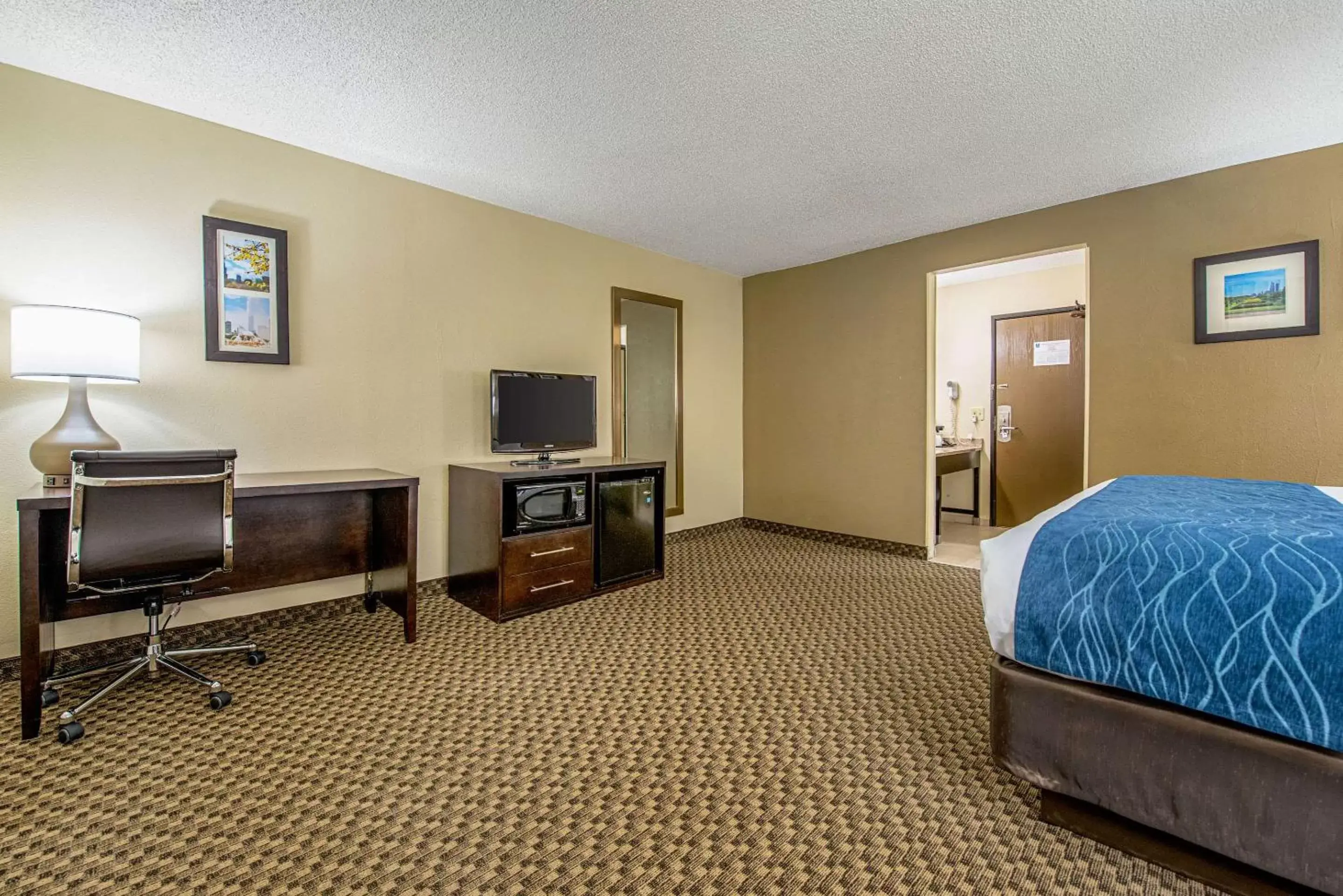 Photo of the whole room, TV/Entertainment Center in Comfort Inn Matteson - Chicago