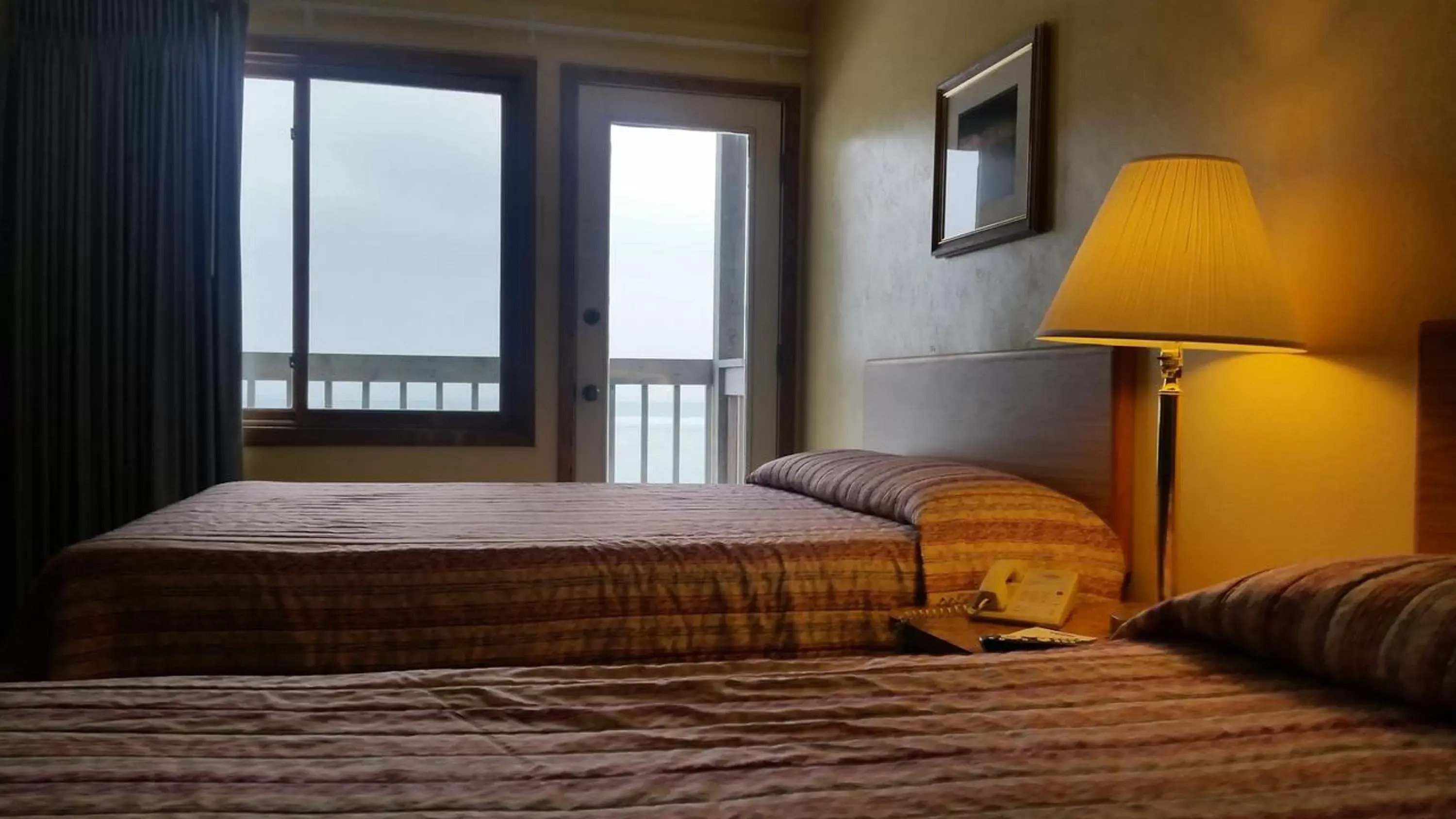 Patio, Bed in Algoma Beach Motel