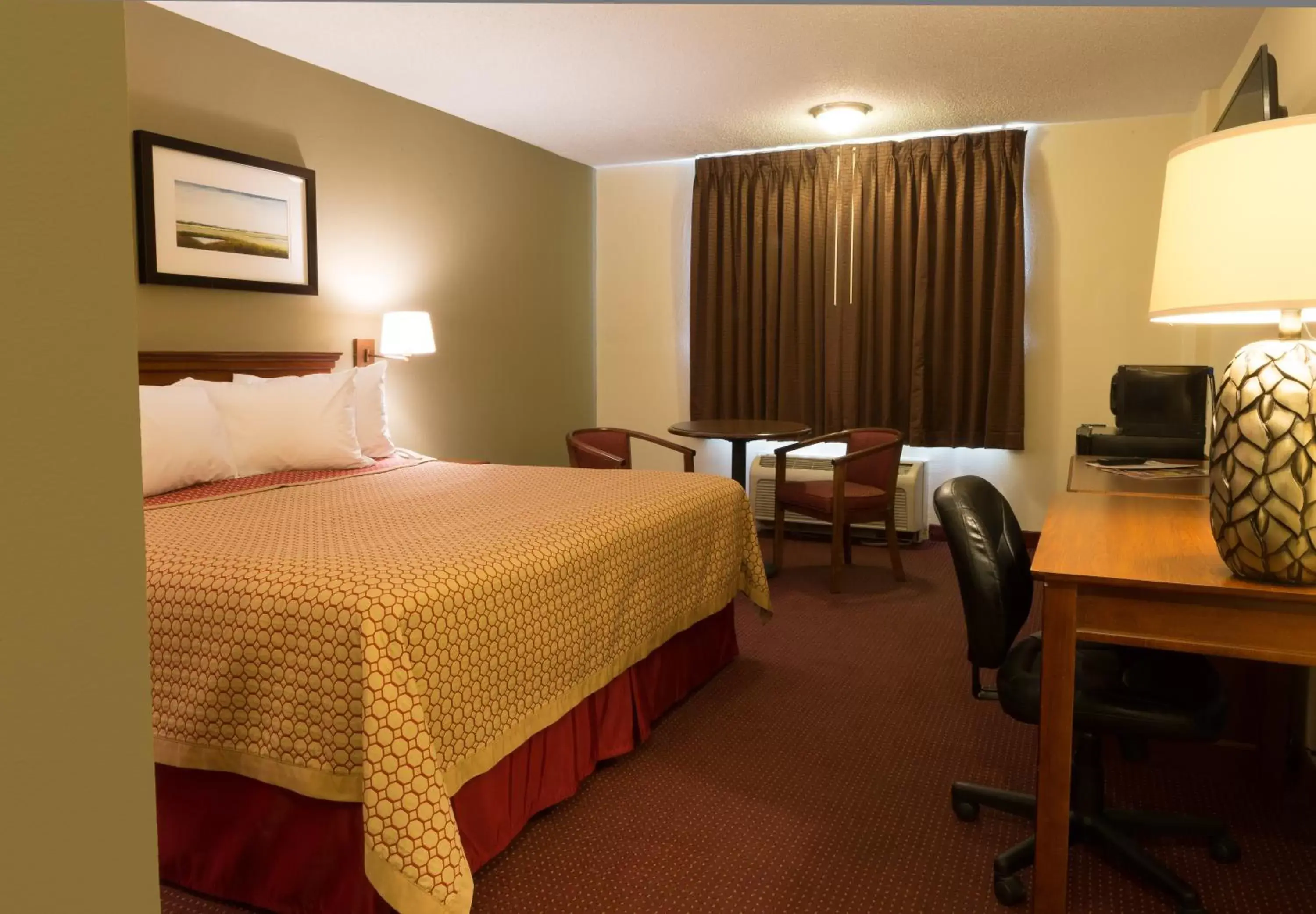 Photo of the whole room, Bed in Marina Inn & Suites Chalmette-New Orleans